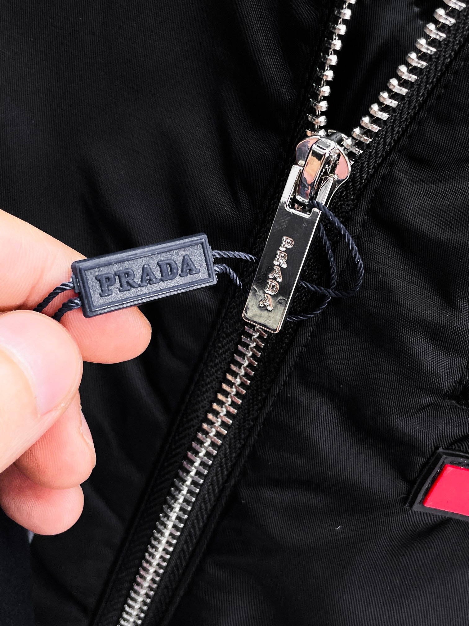   普拉达  三标齐全    ss冬季新款羽绒棉服外套，秀场新品‼品相非常完美，舒适保暖，色泽饱满诱人，