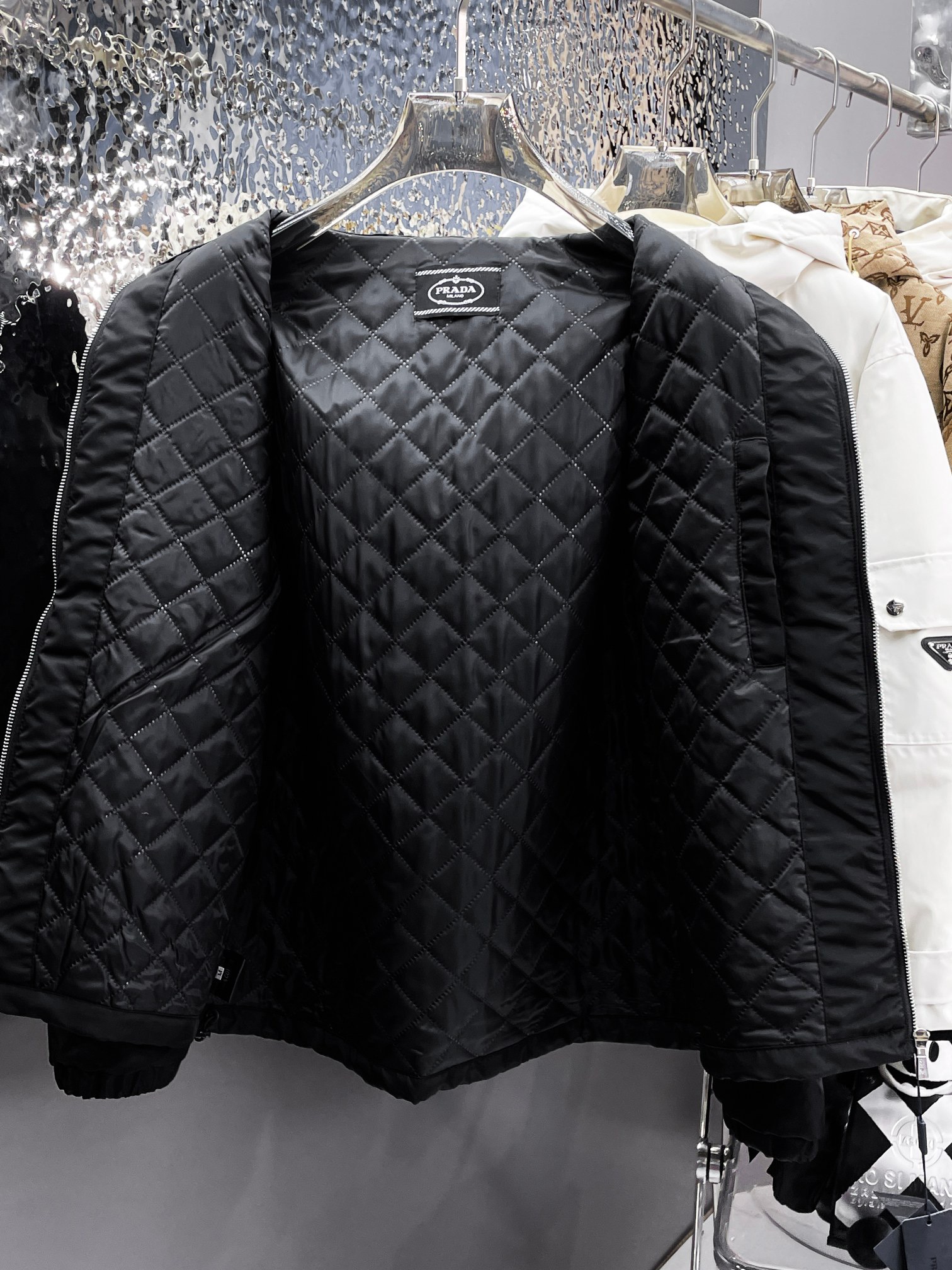   普拉达  三标齐全    ss冬季新款羽绒棉服外套，秀场新品‼品相非常完美，舒适保暖，色泽饱满诱人，