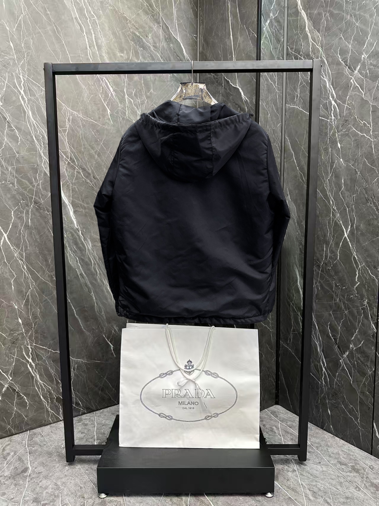   普拉达  三标齐全    ss冬季新款羽绒棉服外套，秀场新品‼品相非常完美，舒适保暖，色泽饱满诱人，