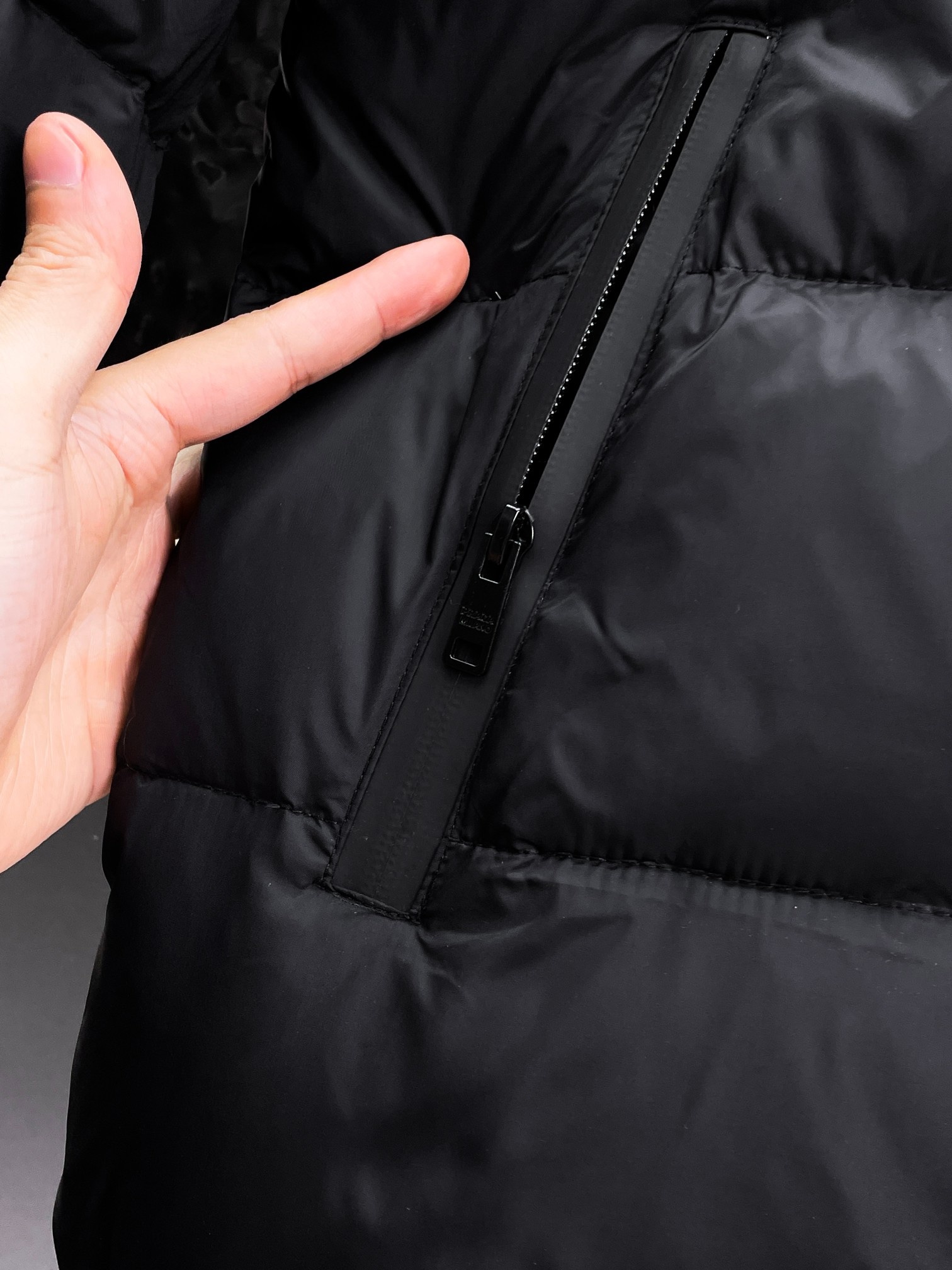 ! 普拉达 秋冬新款羽绒服。这款号称羽绒服届最贵的,全部90绒的。带着经典的Logo组合搭配,第一眼