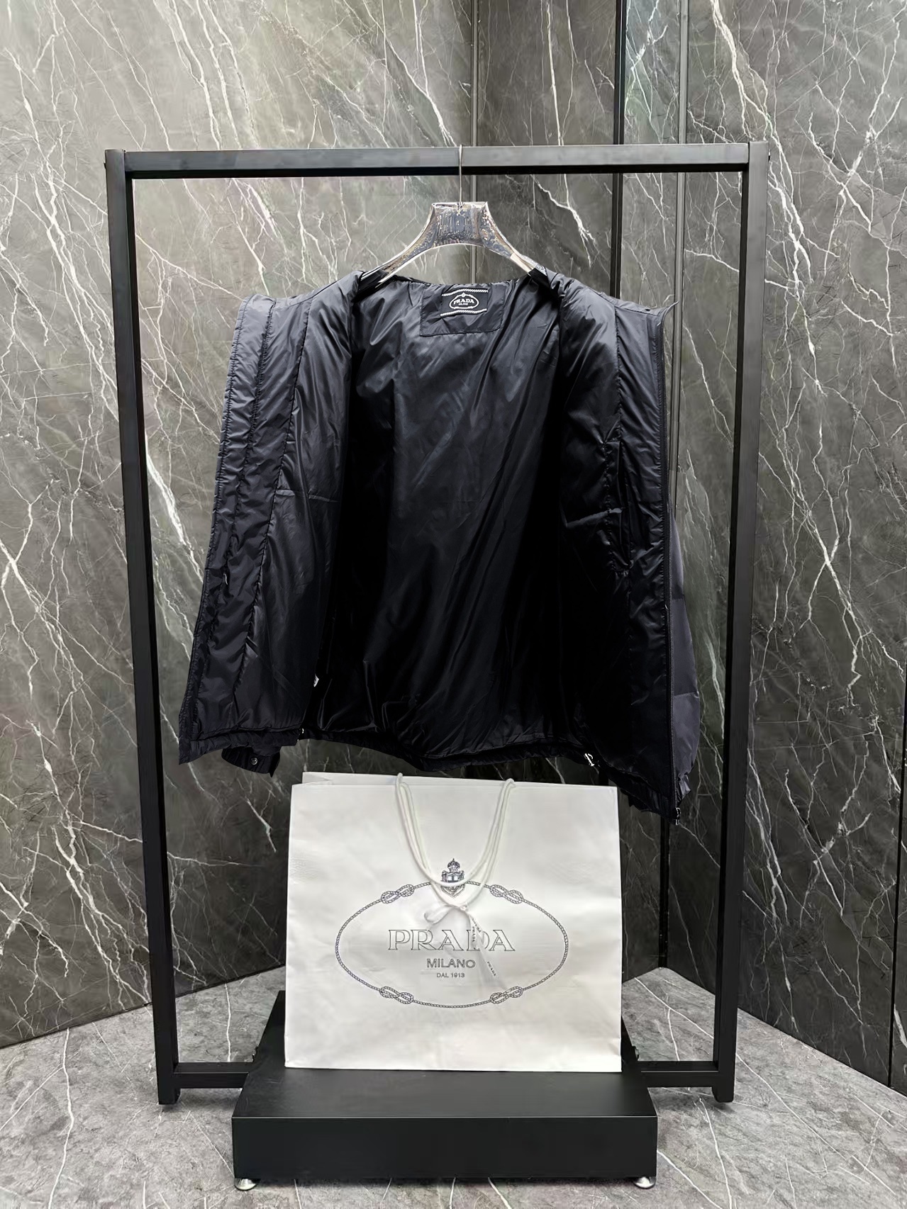 ! 普拉达 秋冬新款羽绒服。这款号称羽绒服届最贵的,全部90绒的。带着经典的Logo组合搭配,第一眼