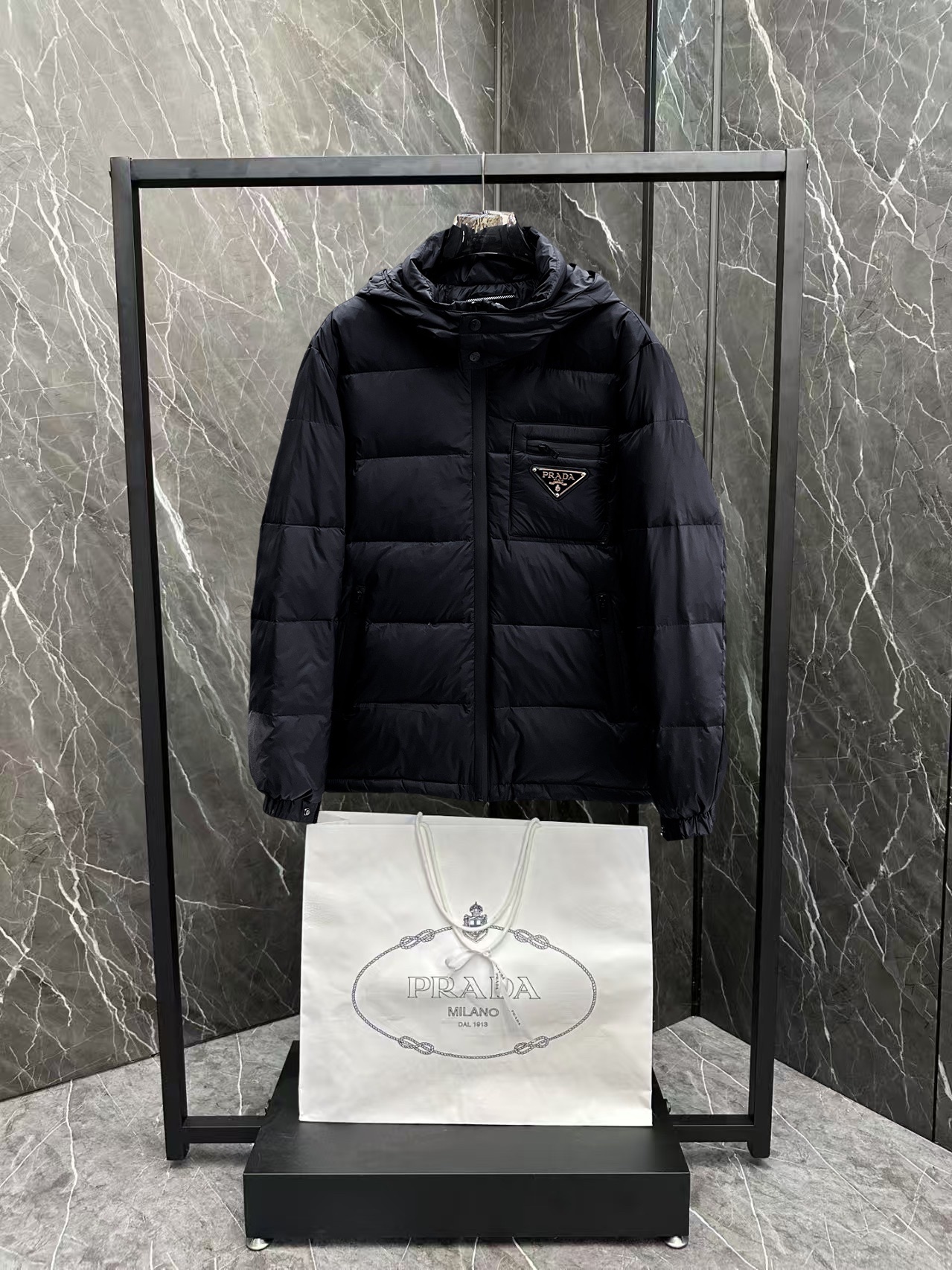 ! 普拉达 秋冬新款羽绒服。这款号称羽绒服届最贵的,全部90绒的。带着经典的Logo组合搭配,第一眼