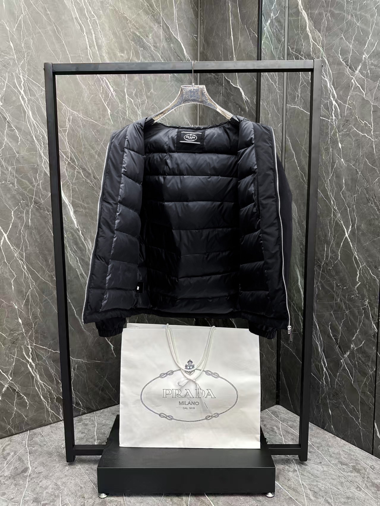 ! 普拉达 秋冬新款羽绒服。这款号称羽绒服届最贵的,全部90绒的。带着经典的Logo组合搭配,第一眼