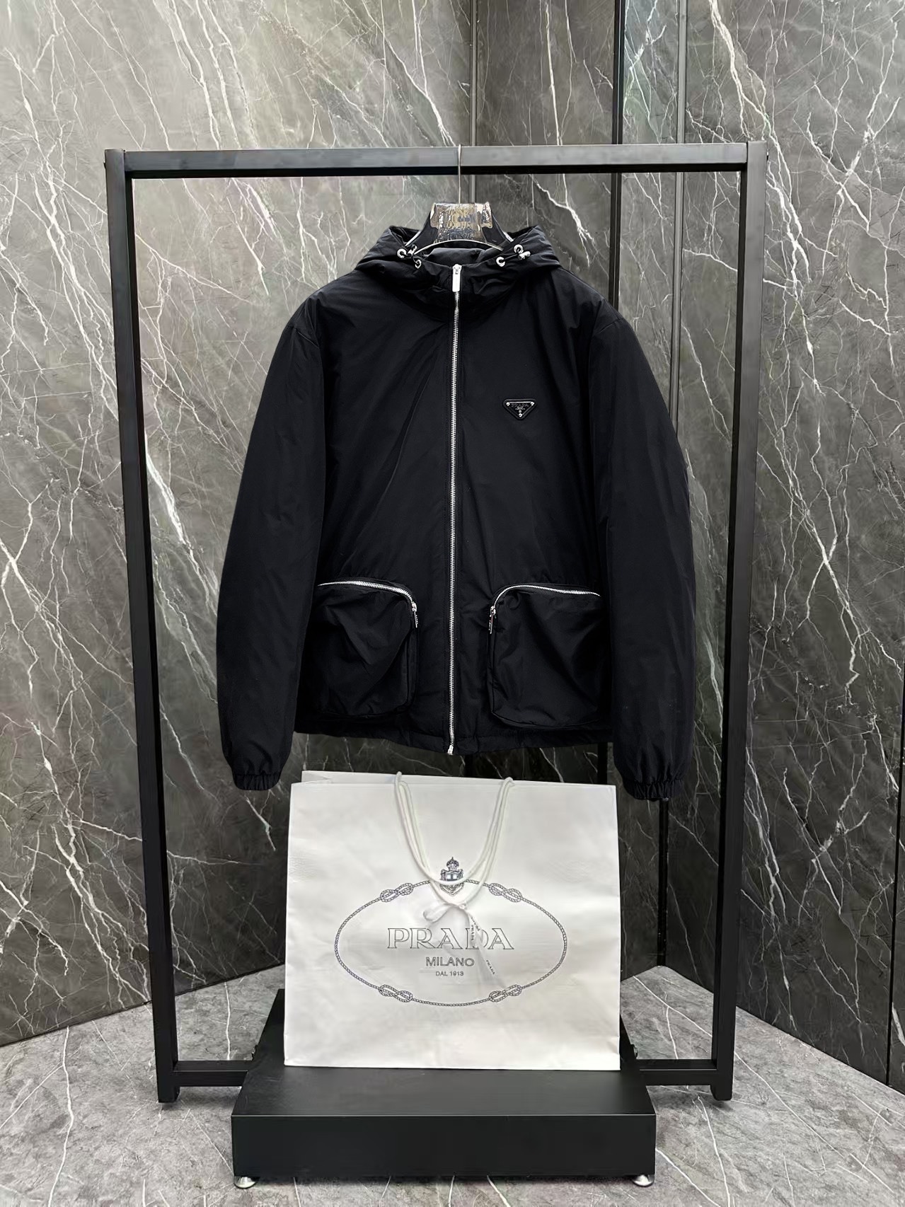 ! 普拉达 秋冬新款羽绒服。这款号称羽绒服届最贵的,全部90绒的。带着经典的Logo组合搭配,第一眼