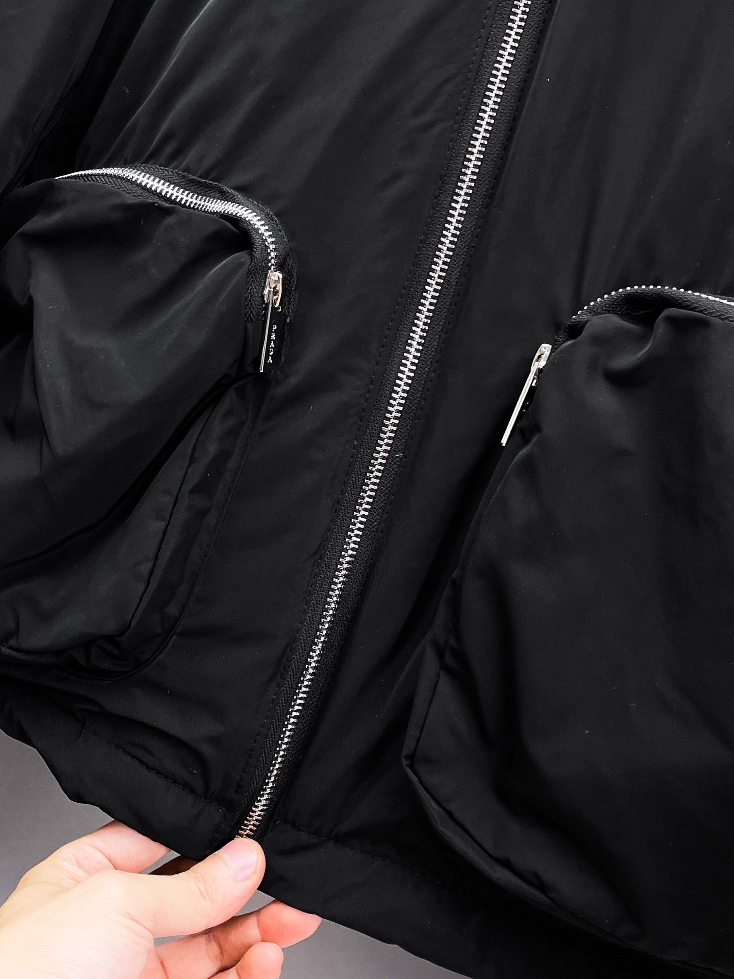 ! 普拉达 秋冬新款羽绒服。这款号称羽绒服届最贵的,全部90绒的。带着经典的Logo组合搭配,第一眼