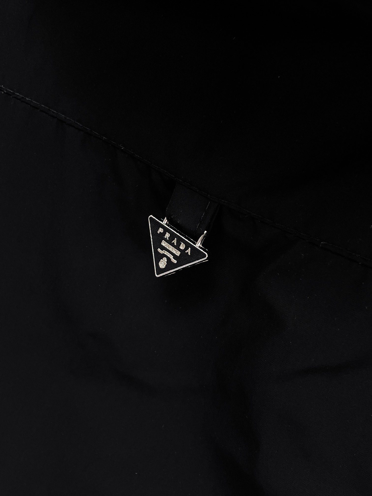 ! 普拉达 秋冬新款羽绒服。这款号称羽绒服届最贵的,全部90绒的。带着经典的Logo组合搭配,第一眼
