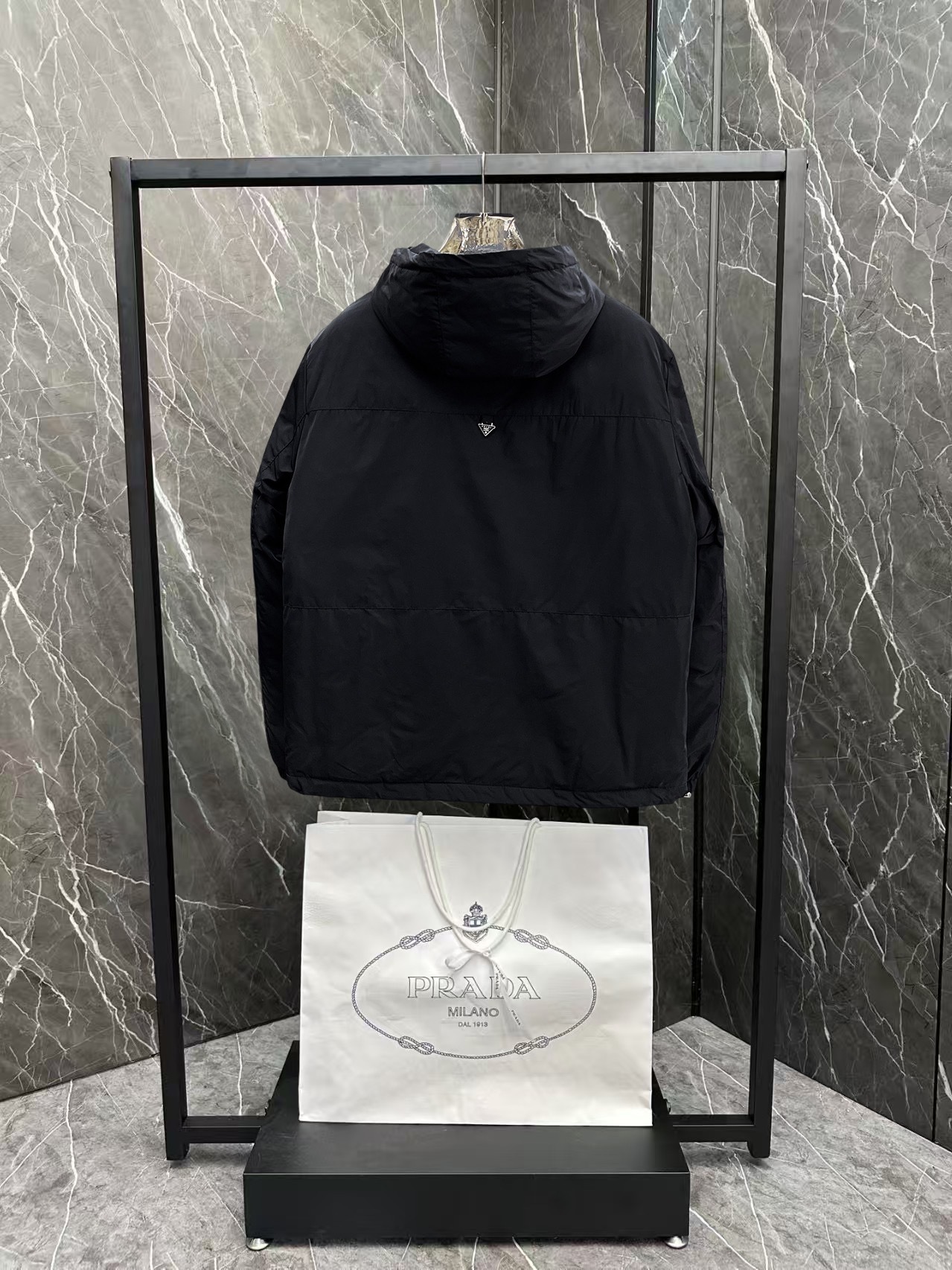 ! 普拉达 秋冬新款羽绒服。这款号称羽绒服届最贵的,全部90绒的。带着经典的Logo组合搭配,第一眼