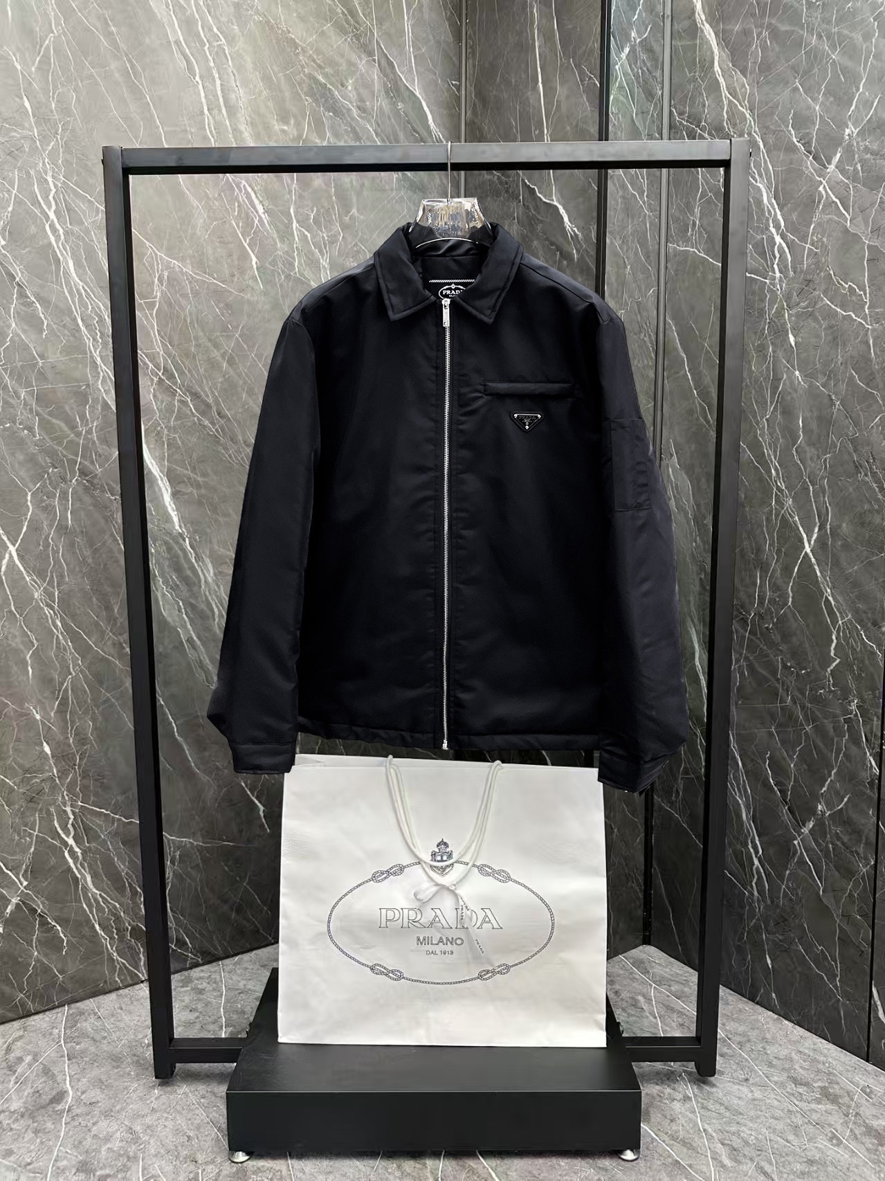 ! 普拉达 秋冬新款羽绒服。这款号称羽绒服届最贵的,全部90绒的。带着经典的Logo组合搭配,第一眼