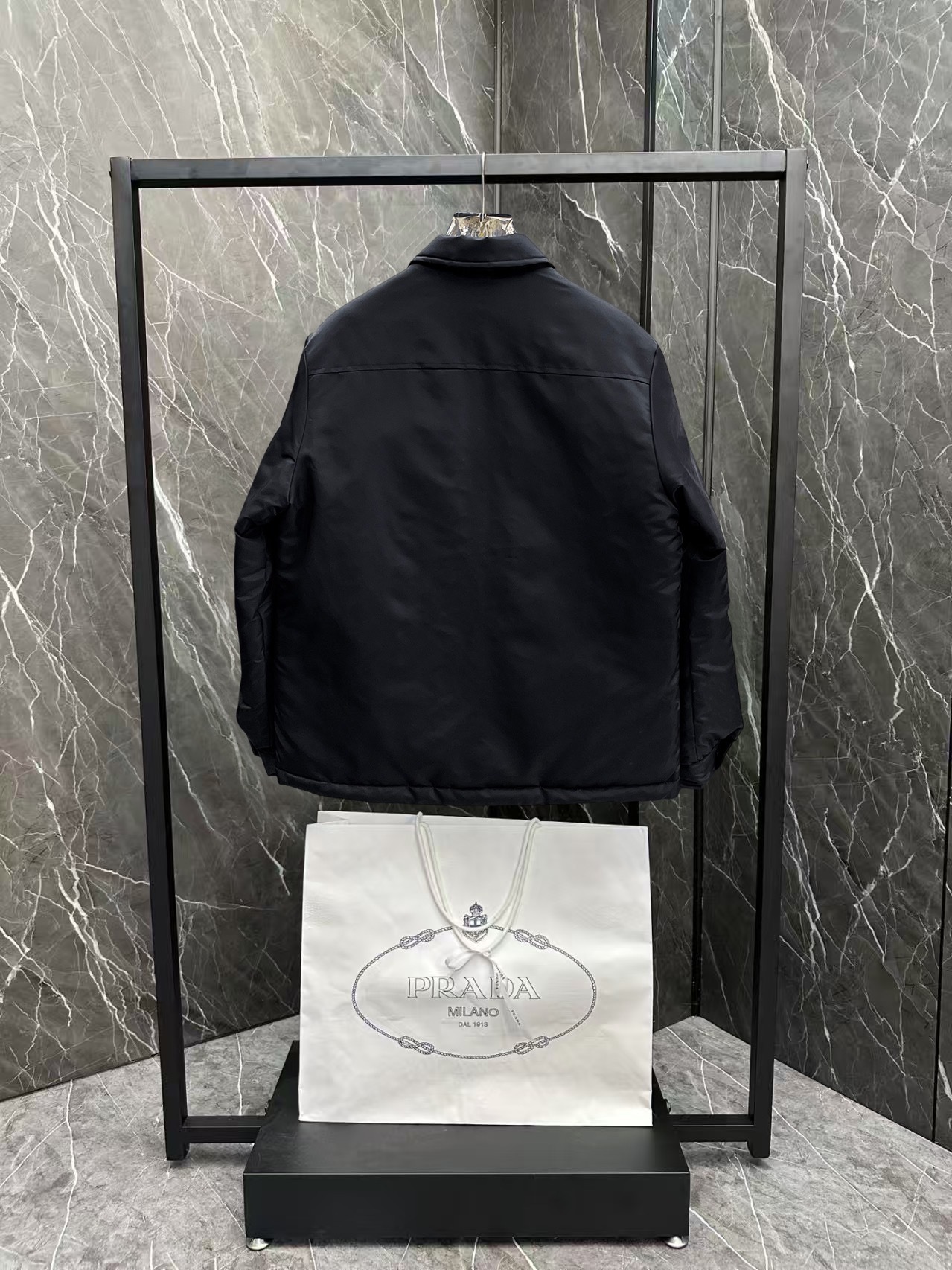 ! 普拉达 秋冬新款羽绒服。这款号称羽绒服届最贵的,全部90绒的。带着经典的Logo组合搭配,第一眼