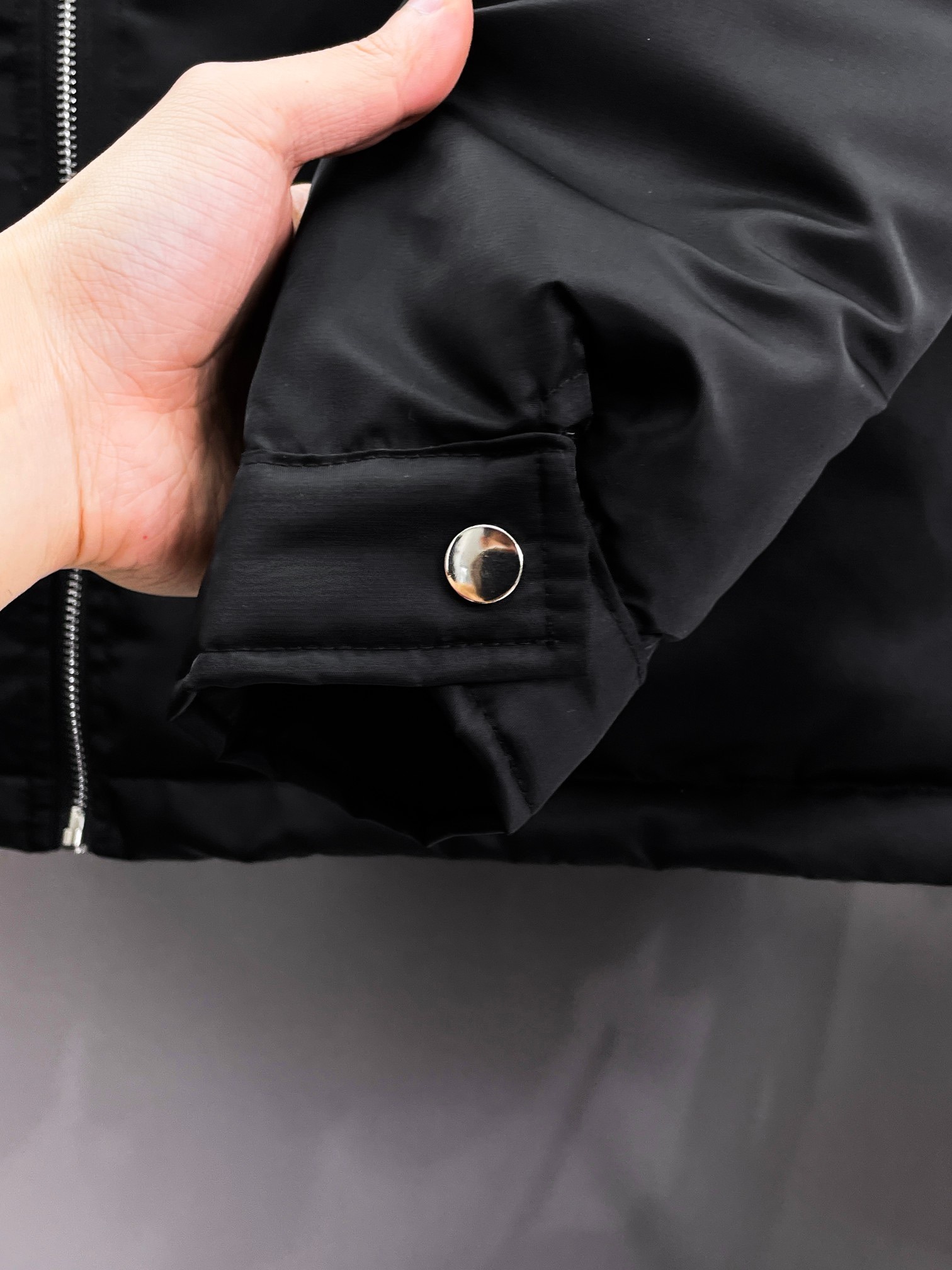 ! 普拉达 秋冬新款羽绒服。这款号称羽绒服届最贵的,全部90绒的。带着经典的Logo组合搭配,第一眼