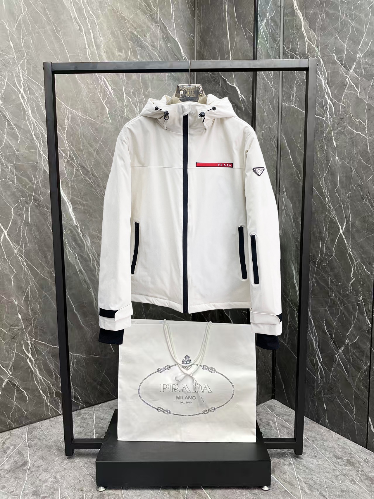 ！  普拉达  秋冬新款羽绒服。这款号称羽绒服届最贵的，全部90绒的。带着经典的Logo组合搭配，第一眼