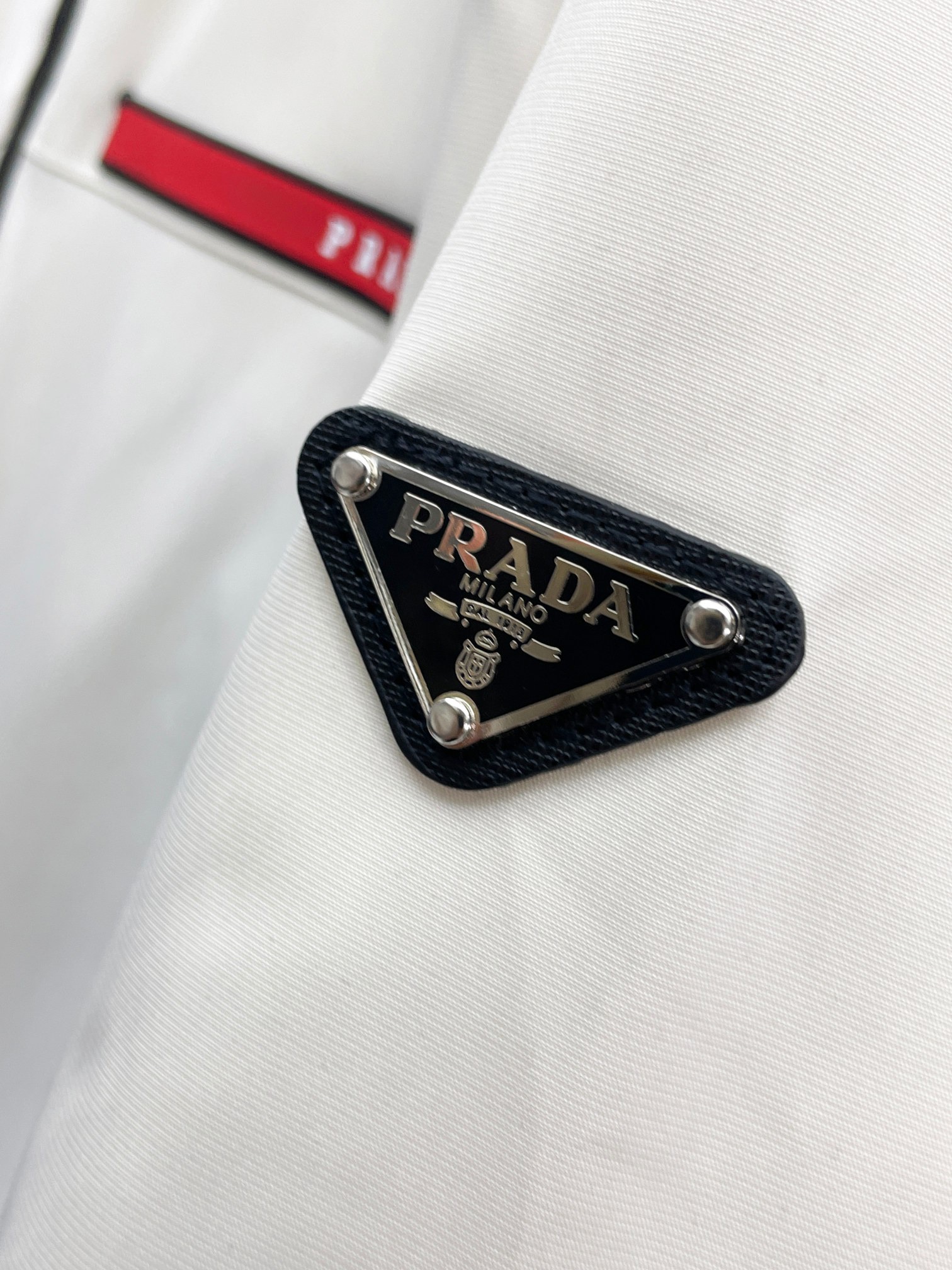 ！  普拉达  秋冬新款羽绒服。这款号称羽绒服届最贵的，全部90绒的。带着经典的Logo组合搭配，第一眼
