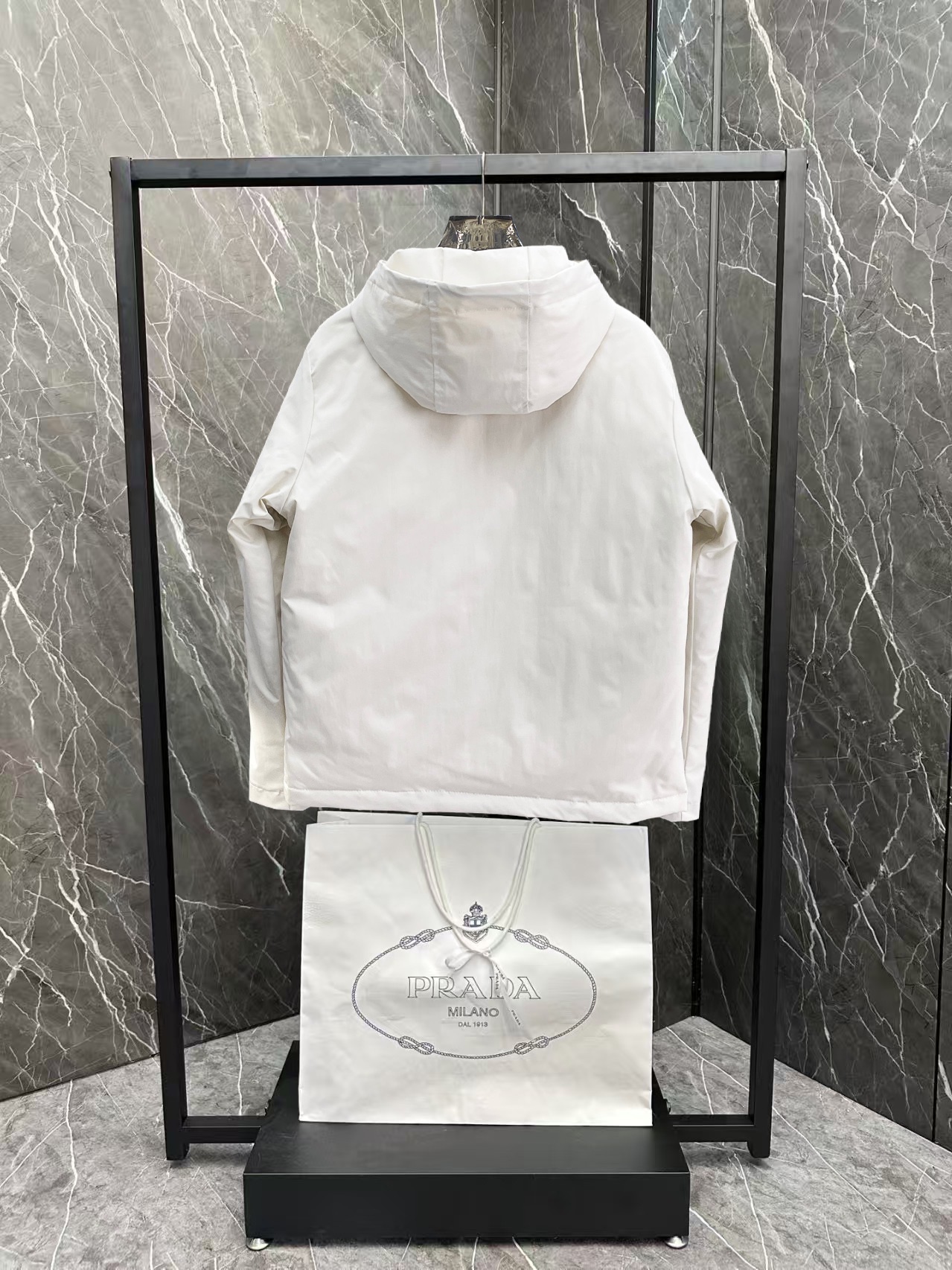 ！  普拉达  秋冬新款羽绒服。这款号称羽绒服届最贵的，全部90绒的。带着经典的Logo组合搭配，第一眼