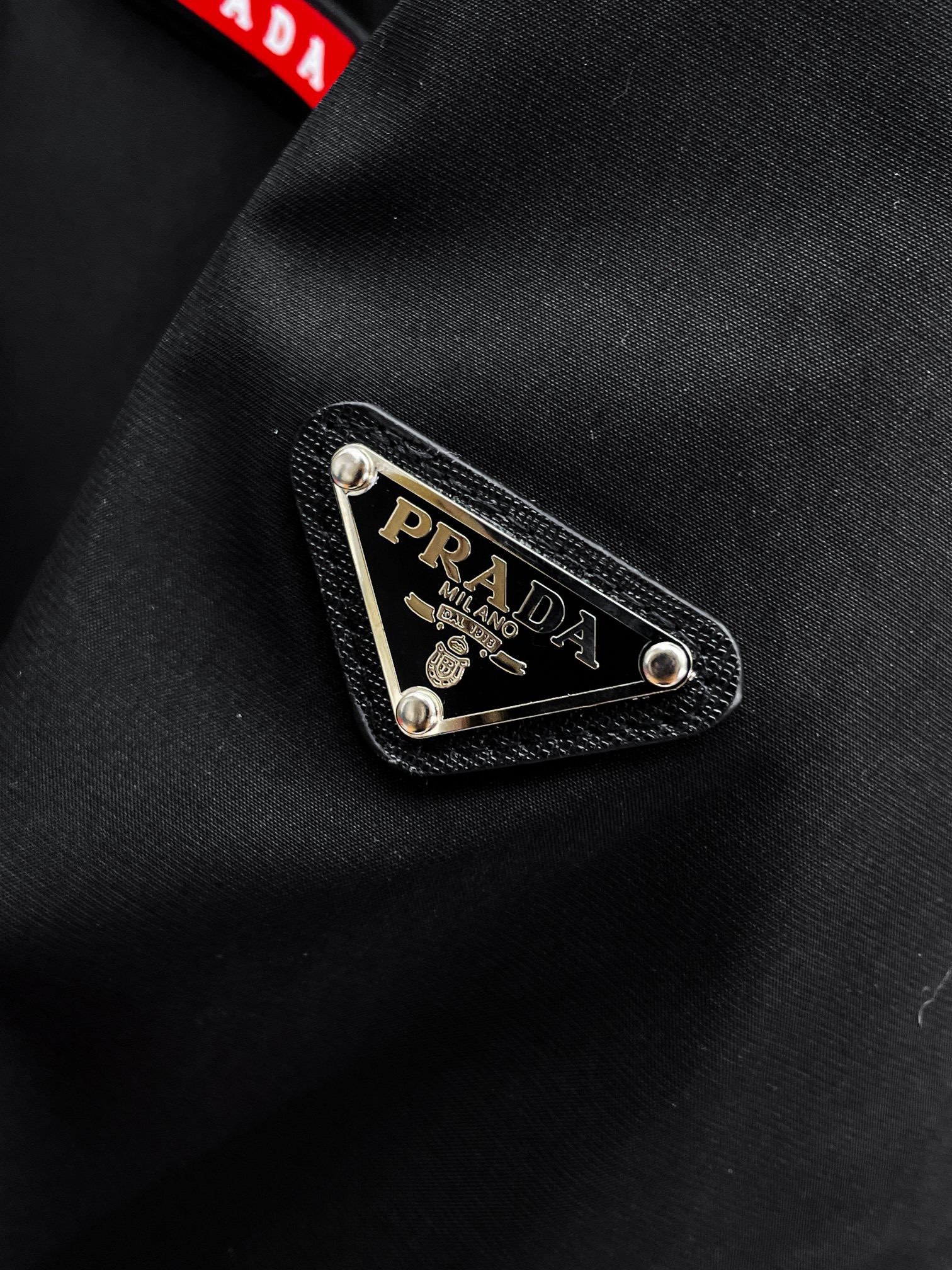 ! 普拉达 秋冬新款羽绒服。这款号称羽绒服届最贵的,全部90绒的。带着经典的Logo组合搭配,第一眼