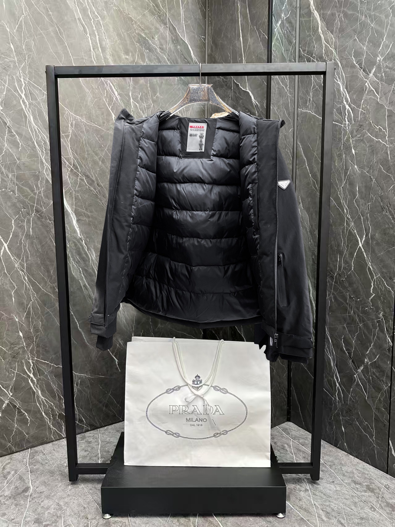 ! 普拉达 秋冬新款羽绒服。这款号称羽绒服届最贵的,全部90绒的。带着经典的Logo组合搭配,第一眼