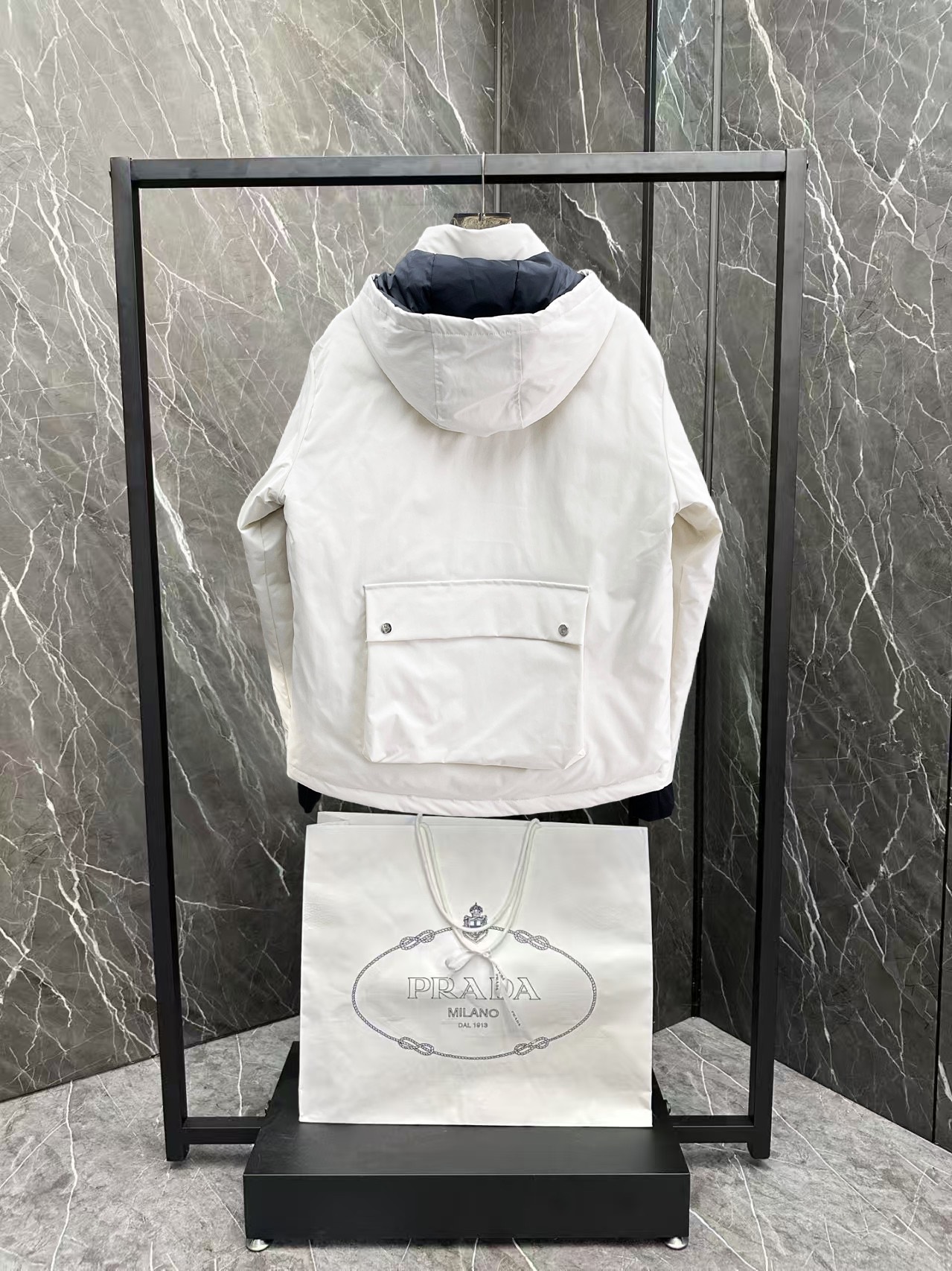 ！  普拉达  秋冬新款羽绒服。这款号称羽绒服届最贵的，全部90绒的。带着经典的Logo组合搭配，第一眼