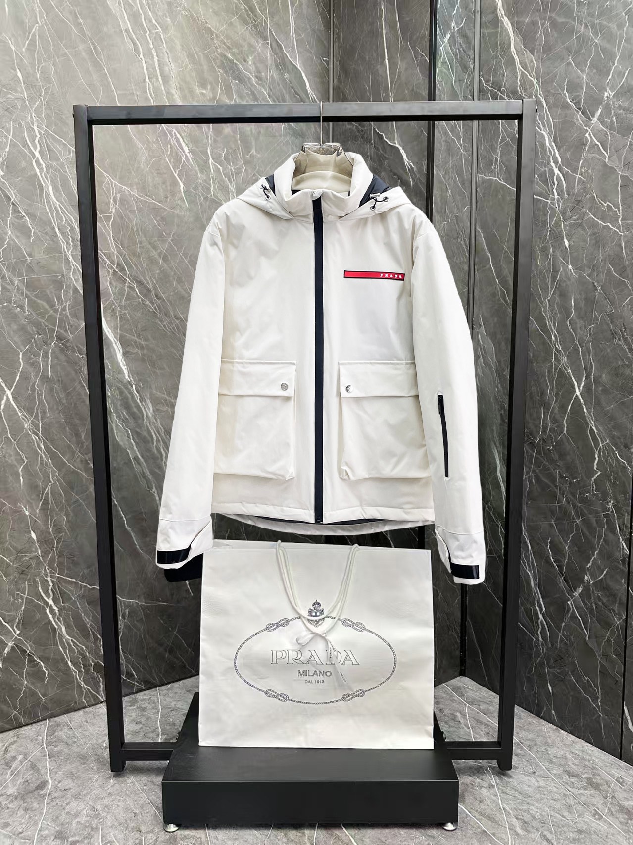 ！  普拉达  秋冬新款羽绒服。这款号称羽绒服届最贵的，全部90绒的。带着经典的Logo组合搭配，第一眼