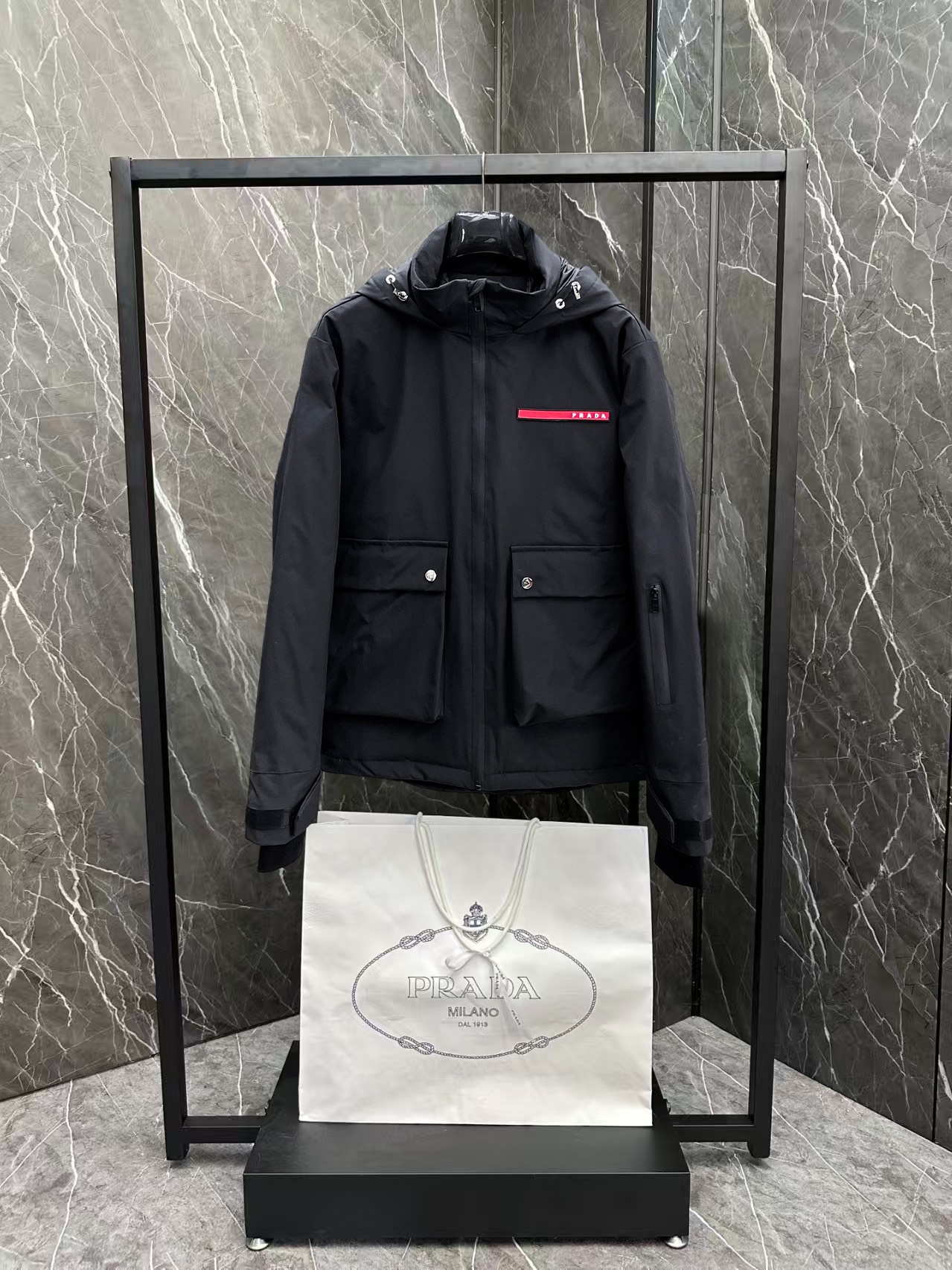 ！  普拉达  秋冬新款羽绒服。这款号称羽绒服届最贵的，全部90绒的。带着经典的Logo组合搭配，第一眼