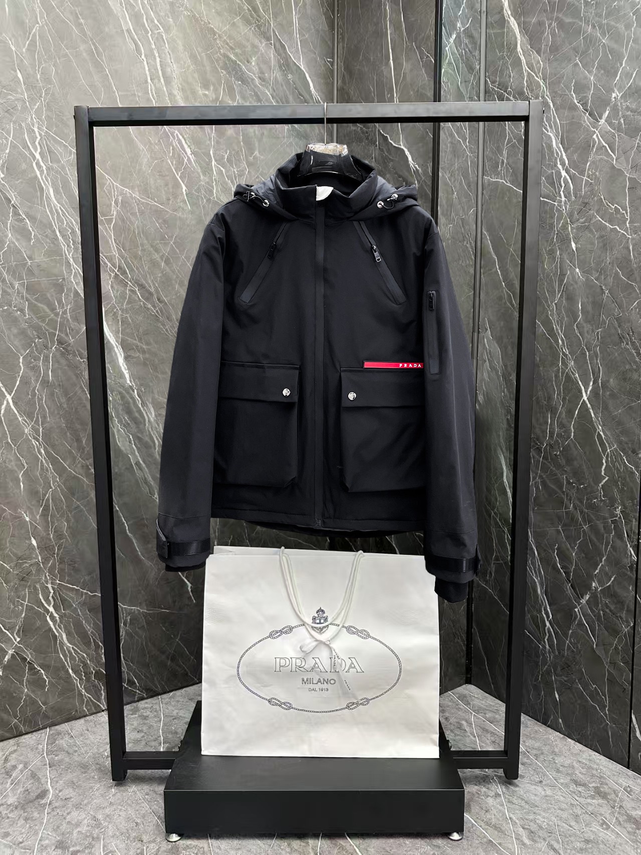 ！  普拉达  秋冬新款羽绒服。这款号称羽绒服届最贵的，全部90绒的。带着经典的Logo组合搭配，第一眼