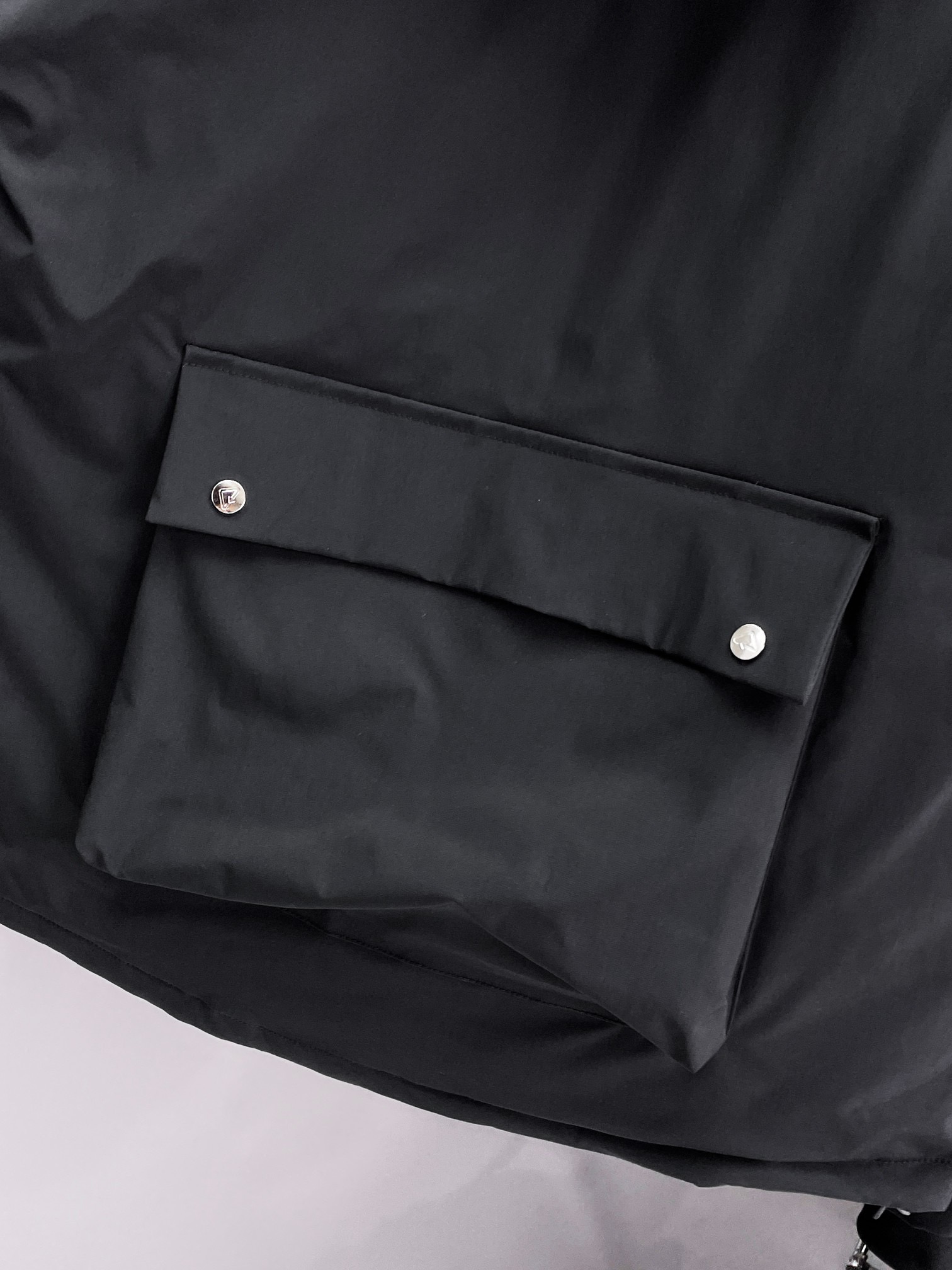 ！  普拉达  秋冬新款羽绒服。这款号称羽绒服届最贵的，全部90绒的。带着经典的Logo组合搭配，第一眼