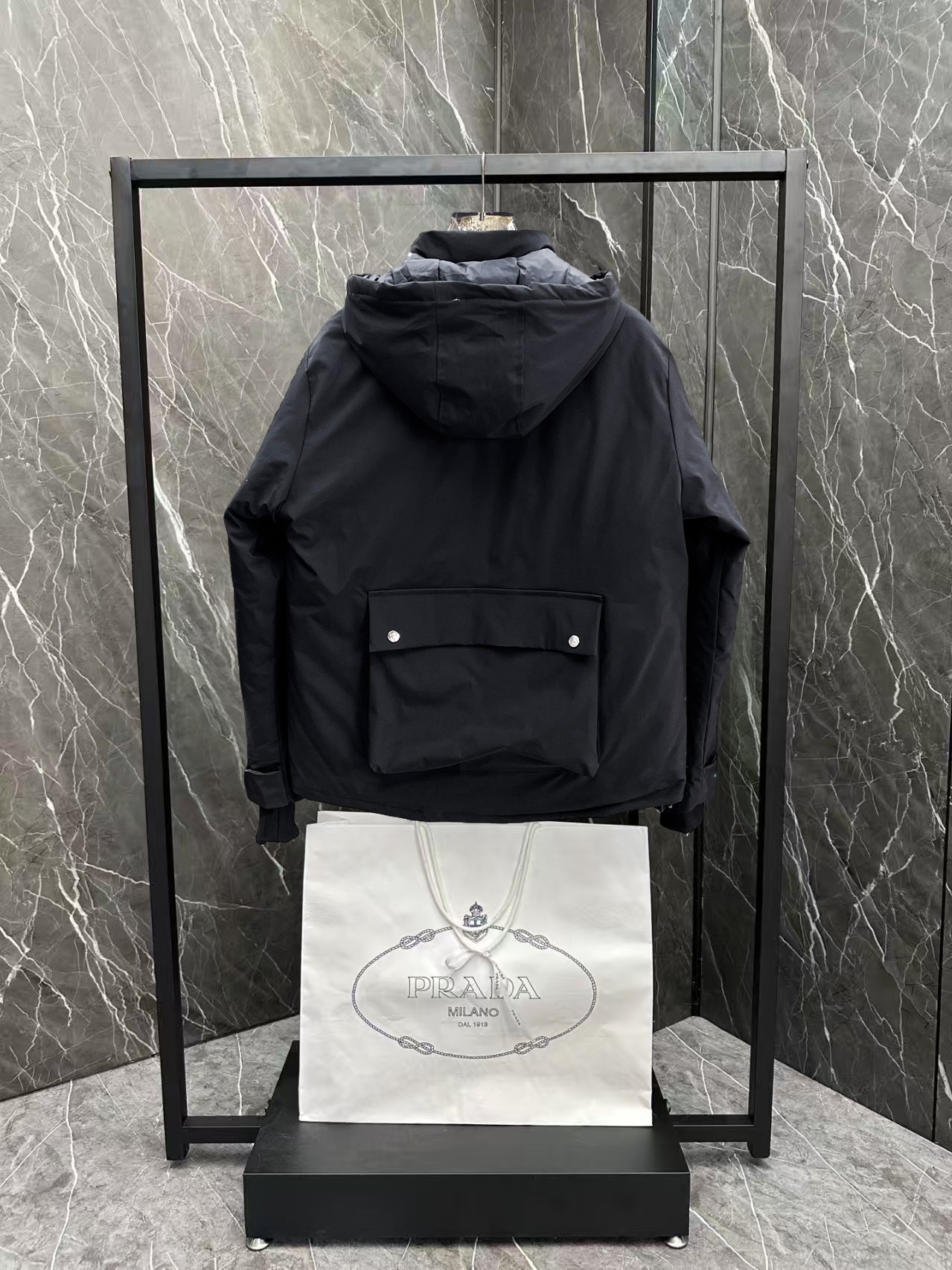 ！  普拉达  秋冬新款羽绒服。这款号称羽绒服届最贵的，全部90绒的。带着经典的Logo组合搭配，第一眼