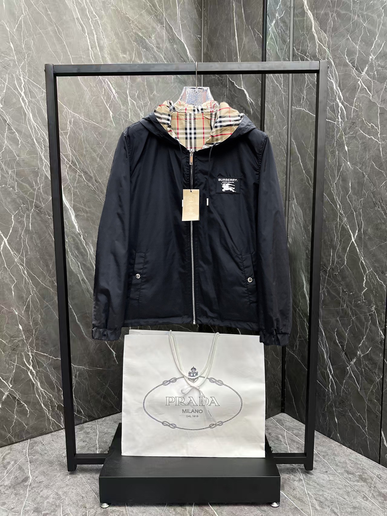 NO:137316,Burberry's official website has the same style, complete three standards, and is released in advance. 2025ss Spring New Men's Double-sided Jacket Jacket, original single three standards, high-end version, customized counter fabric, breathable and comfortable, impeccable details, brand element design concept, reflecting high quality. The feel is delicate and soft, presents casual cut, and the upper body style is superb. The number of sizes M~3XL, maximum wear 195 catties, burberry, jackets & coats, jackets & coats, alexander wang19860909巴宝莉官网同款,三标齐全,提前发售 2025ss开春新款男士双面夹克外套,原单三标齐全高端版本 专柜定制面料 透气舒适度高,细节无可挑剔,品牌元素设计理念,体现高品质.手感细腻柔软 呈现休闲裁剪,上身版型超赞 码数M～3XL,最大穿195斤,,burberry,jackets & coats,jackets & coats,alexander wang,Men's clothing