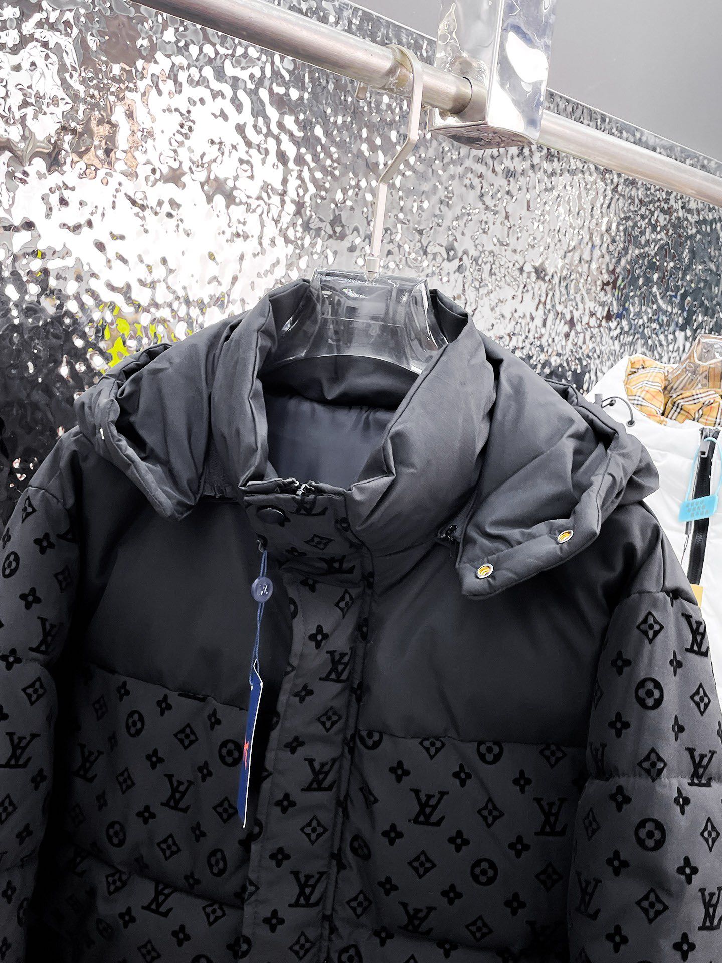   LV  三标齐全    ss冬季新款羽绒棉服外套，秀场新品‼品相非常完美，舒适保暖，色泽饱满诱人，非