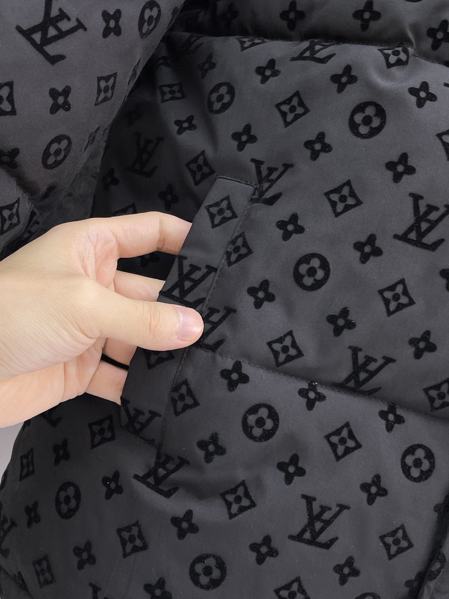   LV  三标齐全    ss冬季新款羽绒棉服外套，秀场新品‼品相非常完美，舒适保暖，色泽饱满诱人，非
