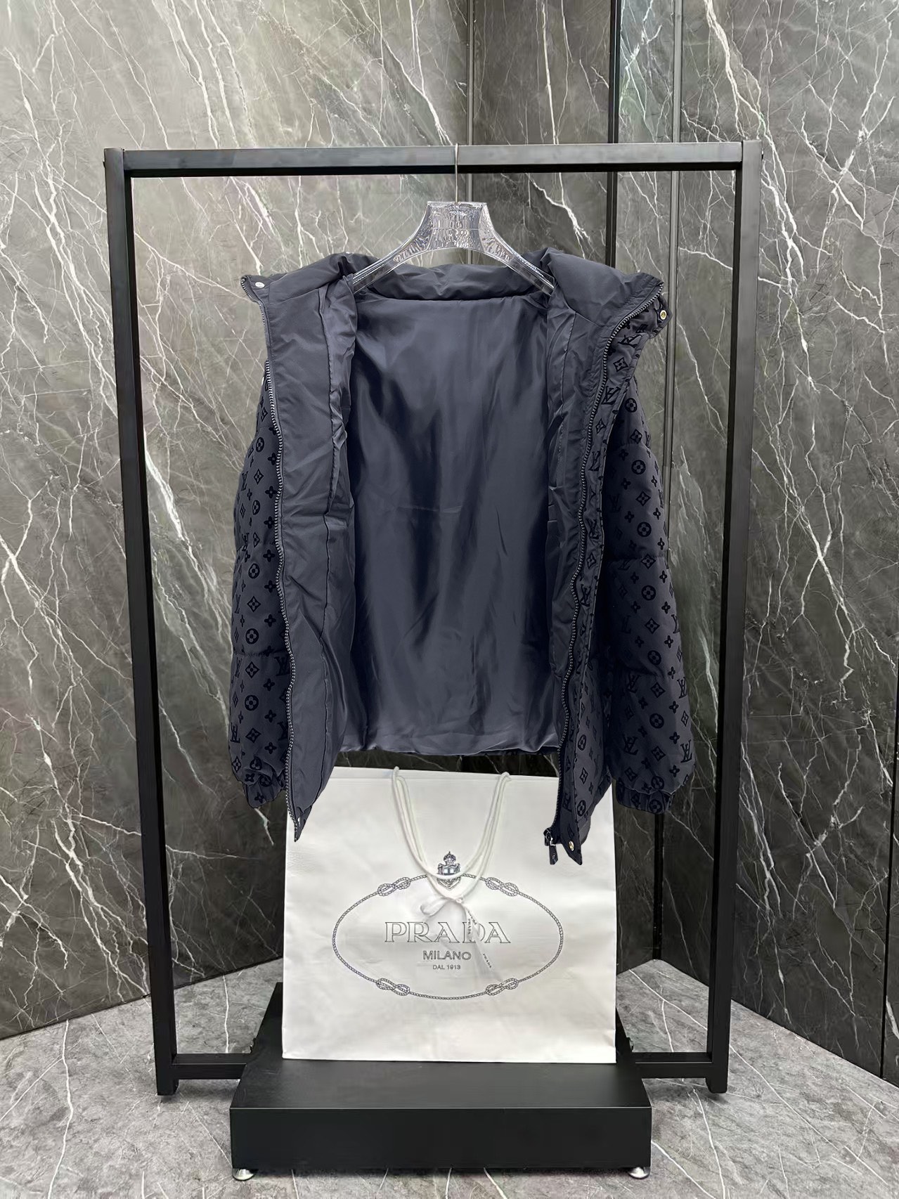   LV  三标齐全    ss冬季新款羽绒棉服外套，秀场新品‼品相非常完美，舒适保暖，色泽饱满诱人，非