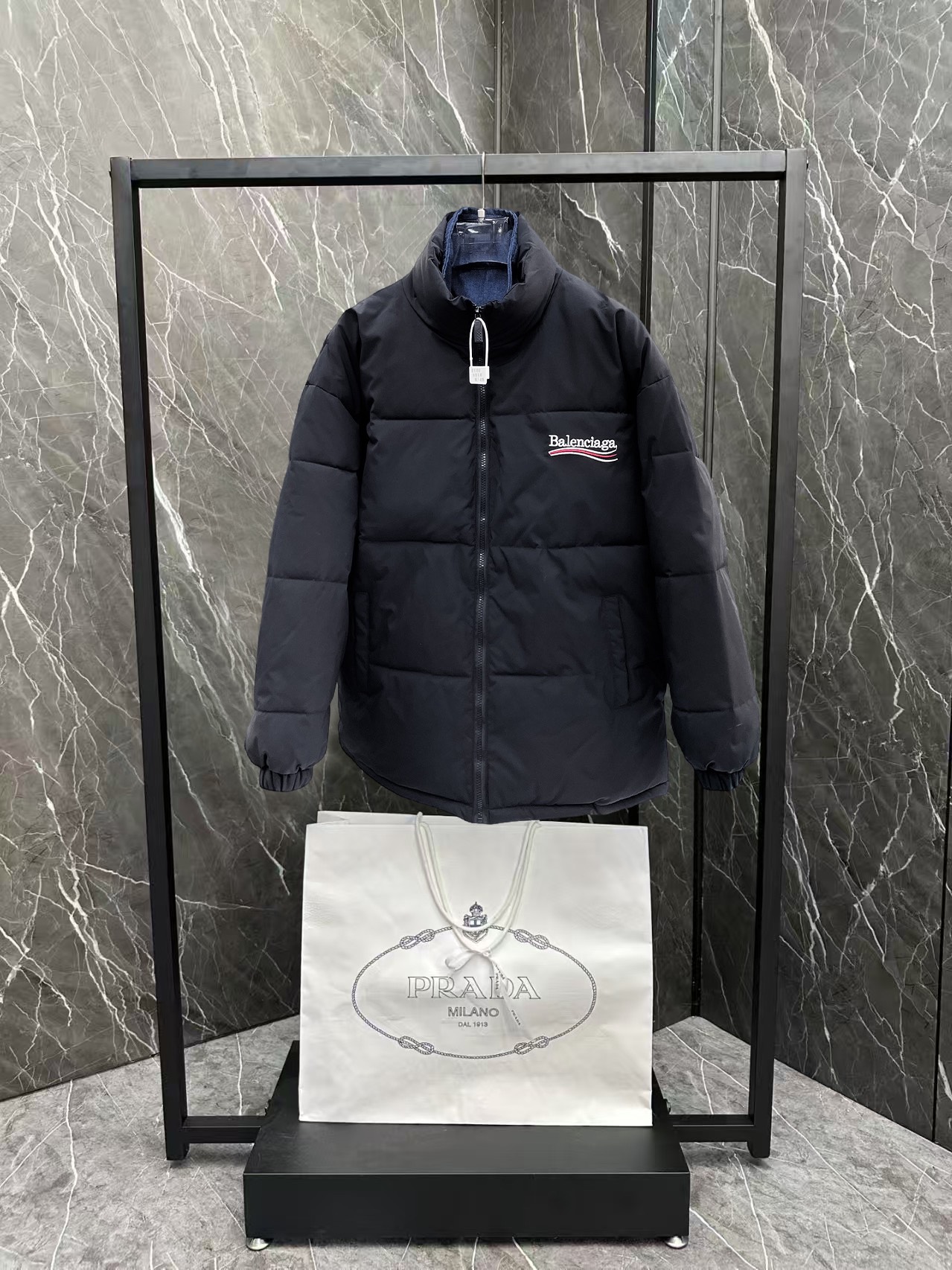   巴黎世家  三标齐全    ss冬季新款羽绒棉服外套，秀场新品‼品相非常完美，舒适保暖，色泽饱满诱人