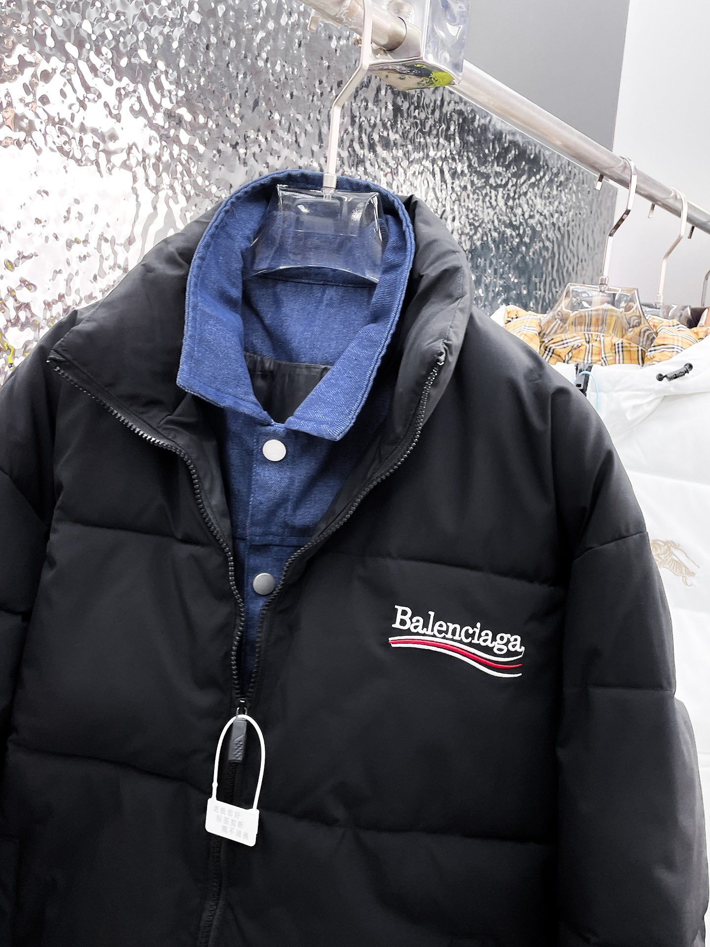   巴黎世家  三标齐全    ss冬季新款羽绒棉服外套，秀场新品‼品相非常完美，舒适保暖，色泽饱满诱人