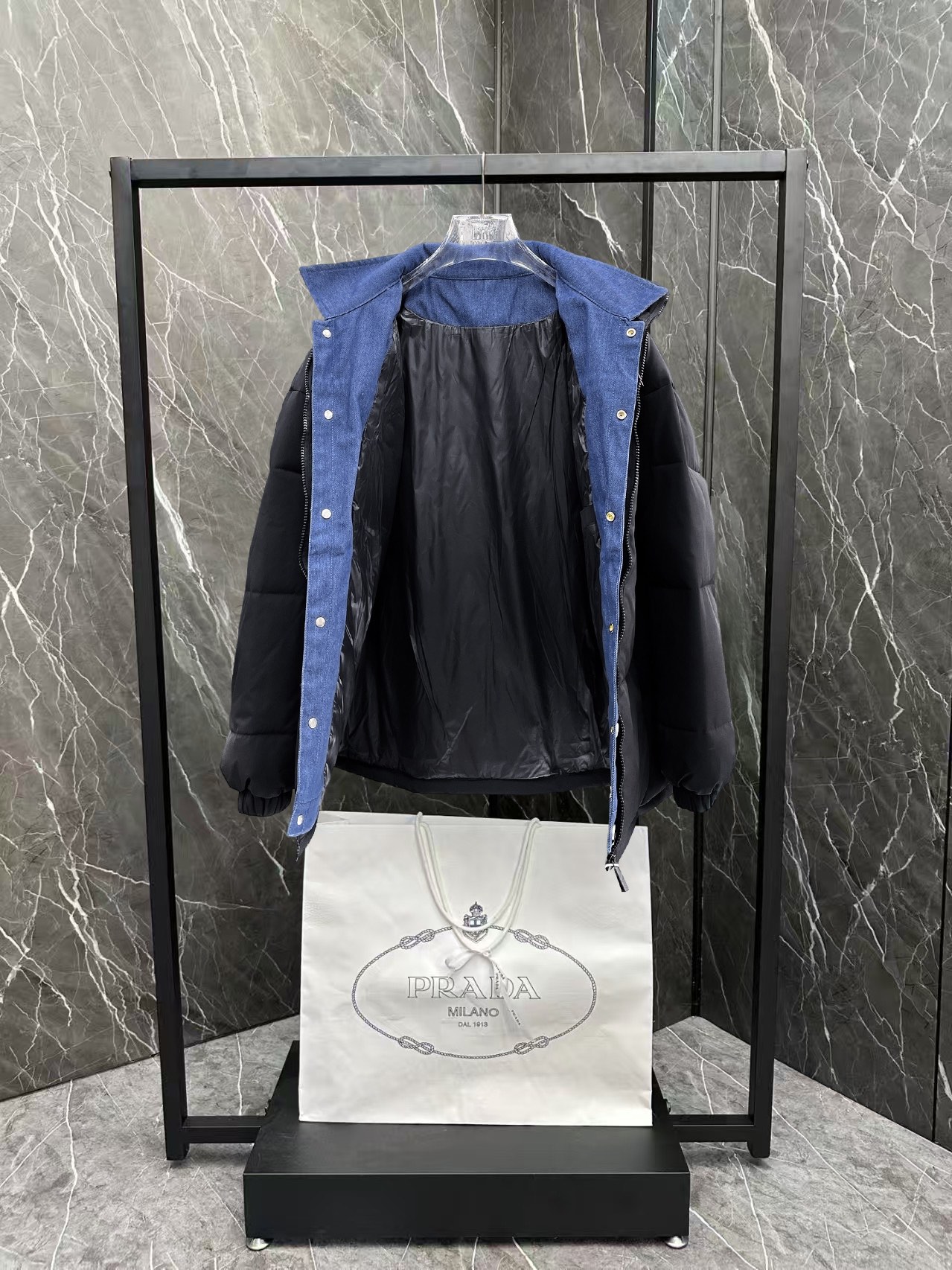   巴黎世家  三标齐全    ss冬季新款羽绒棉服外套，秀场新品‼品相非常完美，舒适保暖，色泽饱满诱人