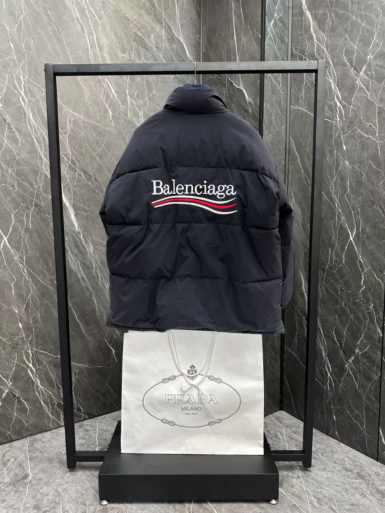   巴黎世家  三标齐全    ss冬季新款羽绒棉服外套，秀场新品‼品相非常完美，舒适保暖，色泽饱满诱人