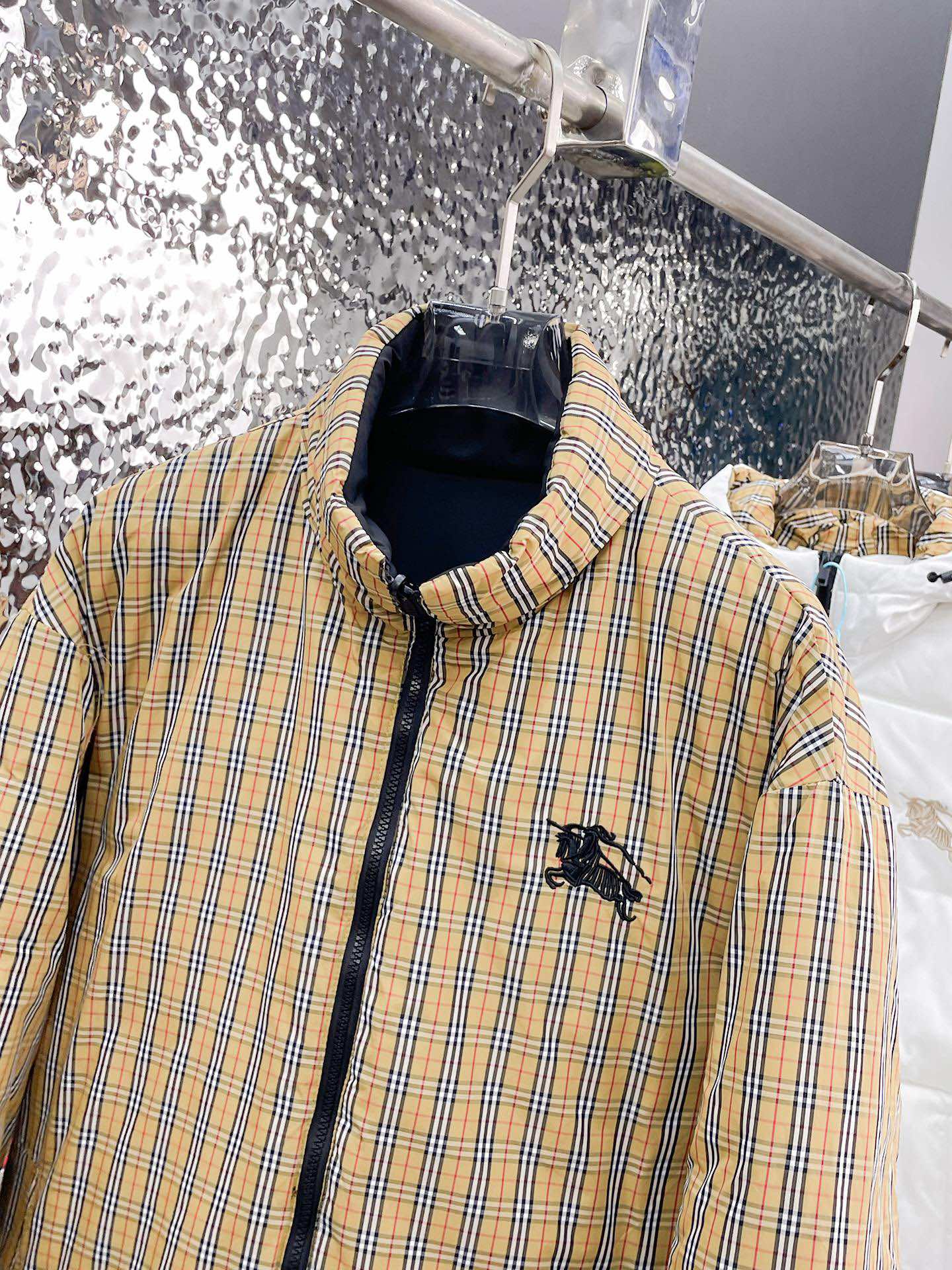   巴宝莉  三标齐全    ss冬季新款双面穿羽绒棉服外套，秀场新品‼品相非常完美，舒适保暖，色泽饱满