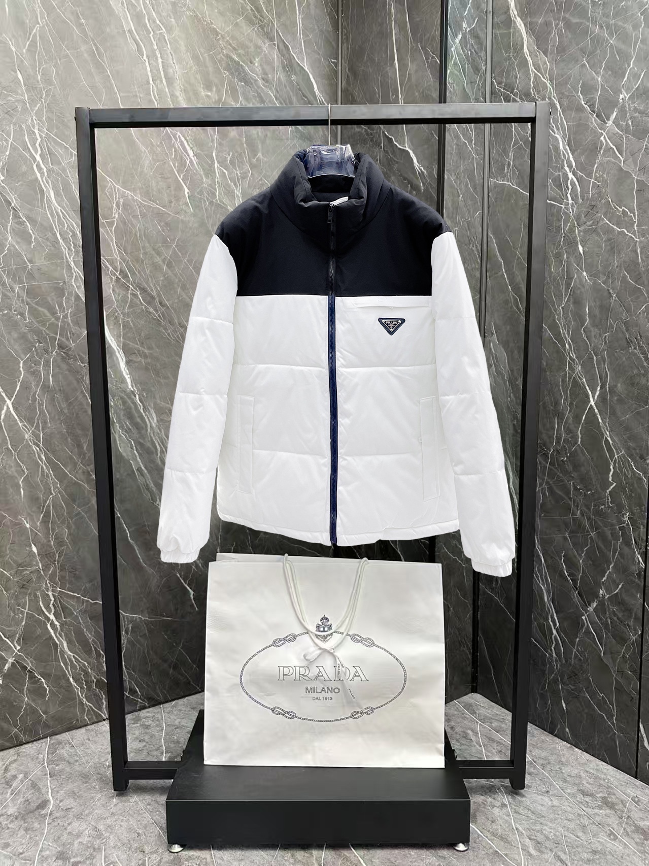  普拉达  三标齐全    ss冬季新款羽绒棉服外套，秀场新品‼品相非常完美，舒适保暖，色泽饱满诱人，