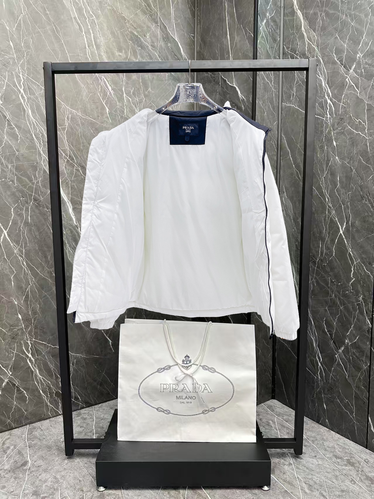  普拉达  三标齐全    ss冬季新款羽绒棉服外套，秀场新品‼品相非常完美，舒适保暖，色泽饱满诱人，