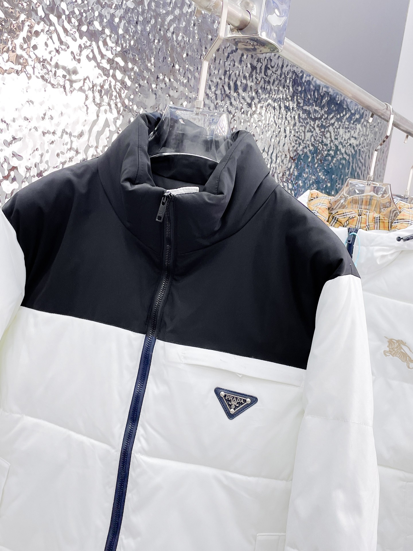   普拉达  三标齐全    ss冬季新款羽绒棉服外套，秀场新品‼品相非常完美，舒适保暖，色泽饱满诱人，