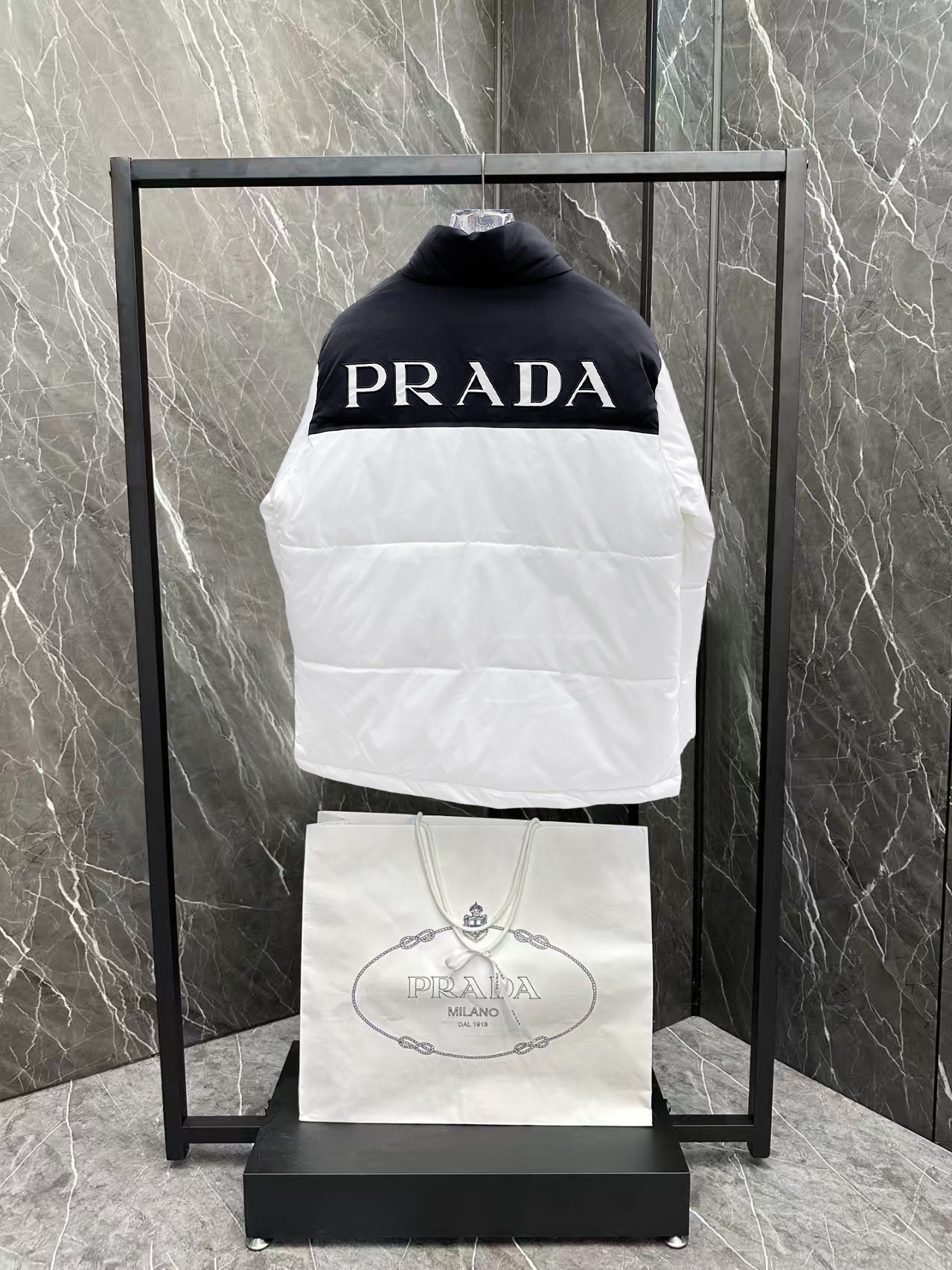   普拉达  三标齐全    ss冬季新款羽绒棉服外套，秀场新品‼品相非常完美，舒适保暖，色泽饱满诱人，