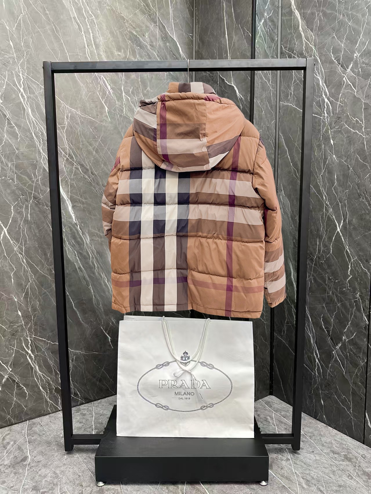   巴宝莉  三标齐全    ss冬季新款羽绒棉服外套，秀场新品‼品相非常完美，舒适保暖，色泽饱满诱人，