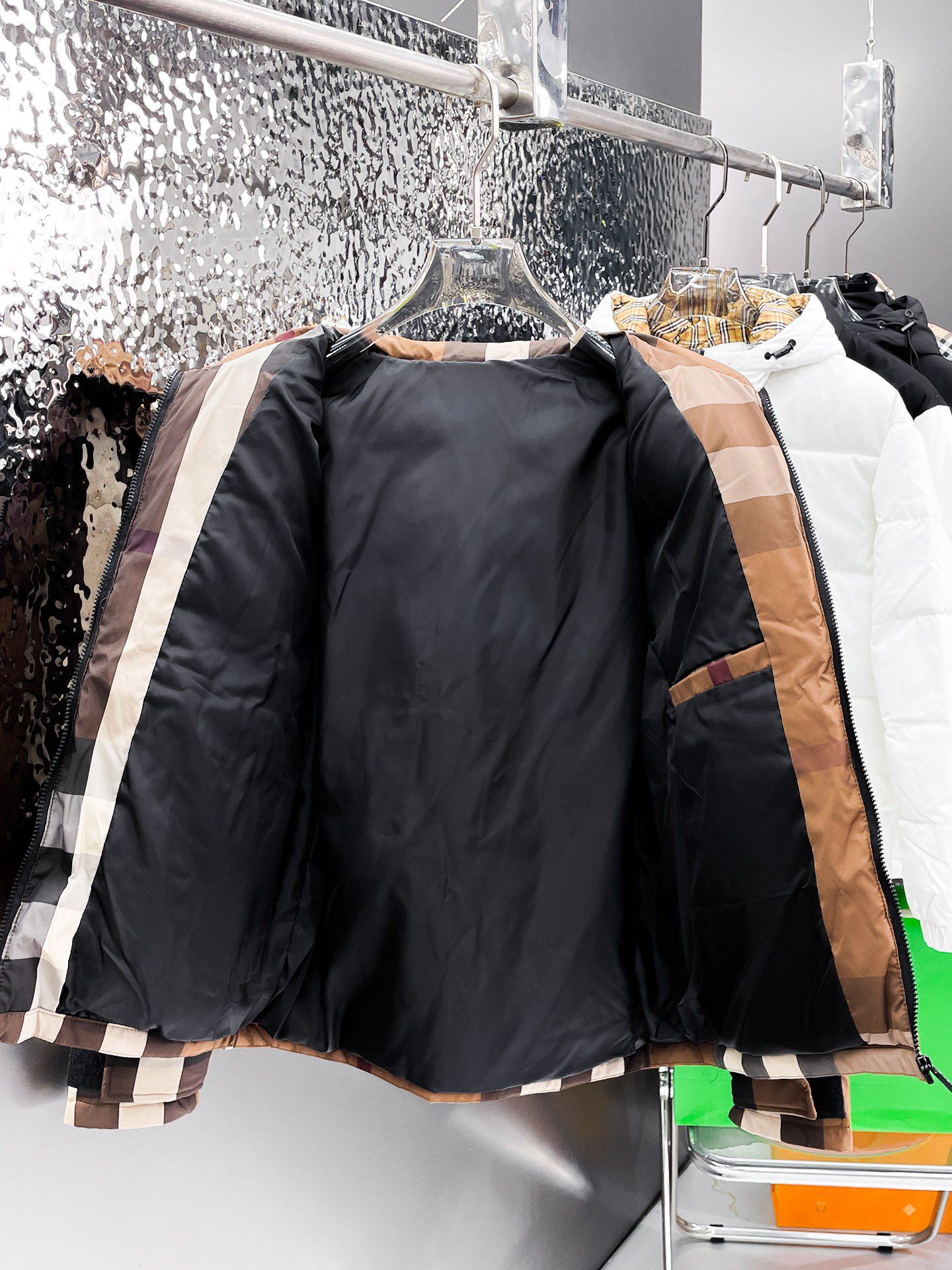   巴宝莉  三标齐全    ss冬季新款羽绒棉服外套，秀场新品‼品相非常完美，舒适保暖，色泽饱满诱人，