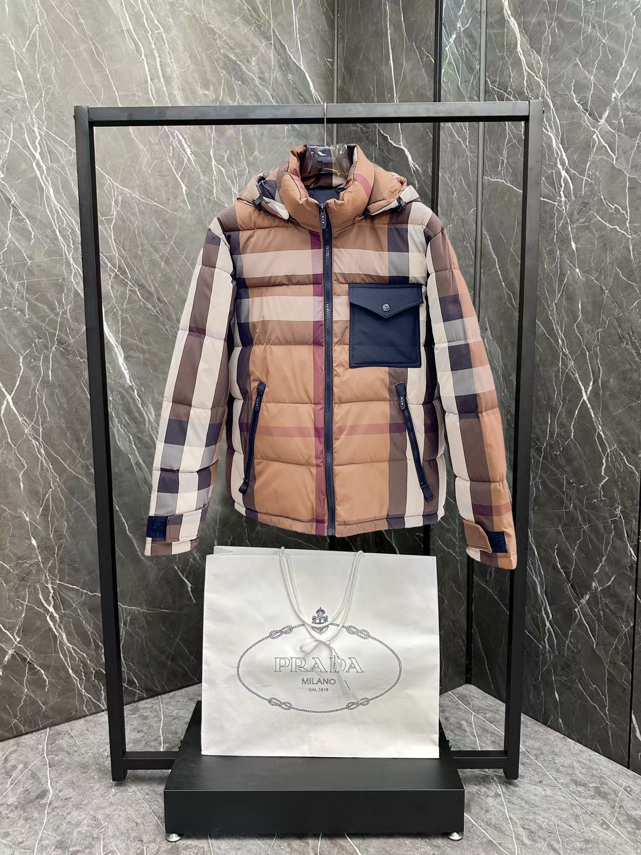   巴宝莉  三标齐全    ss冬季新款羽绒棉服外套，秀场新品‼品相非常完美，舒适保暖，色泽饱满诱人，