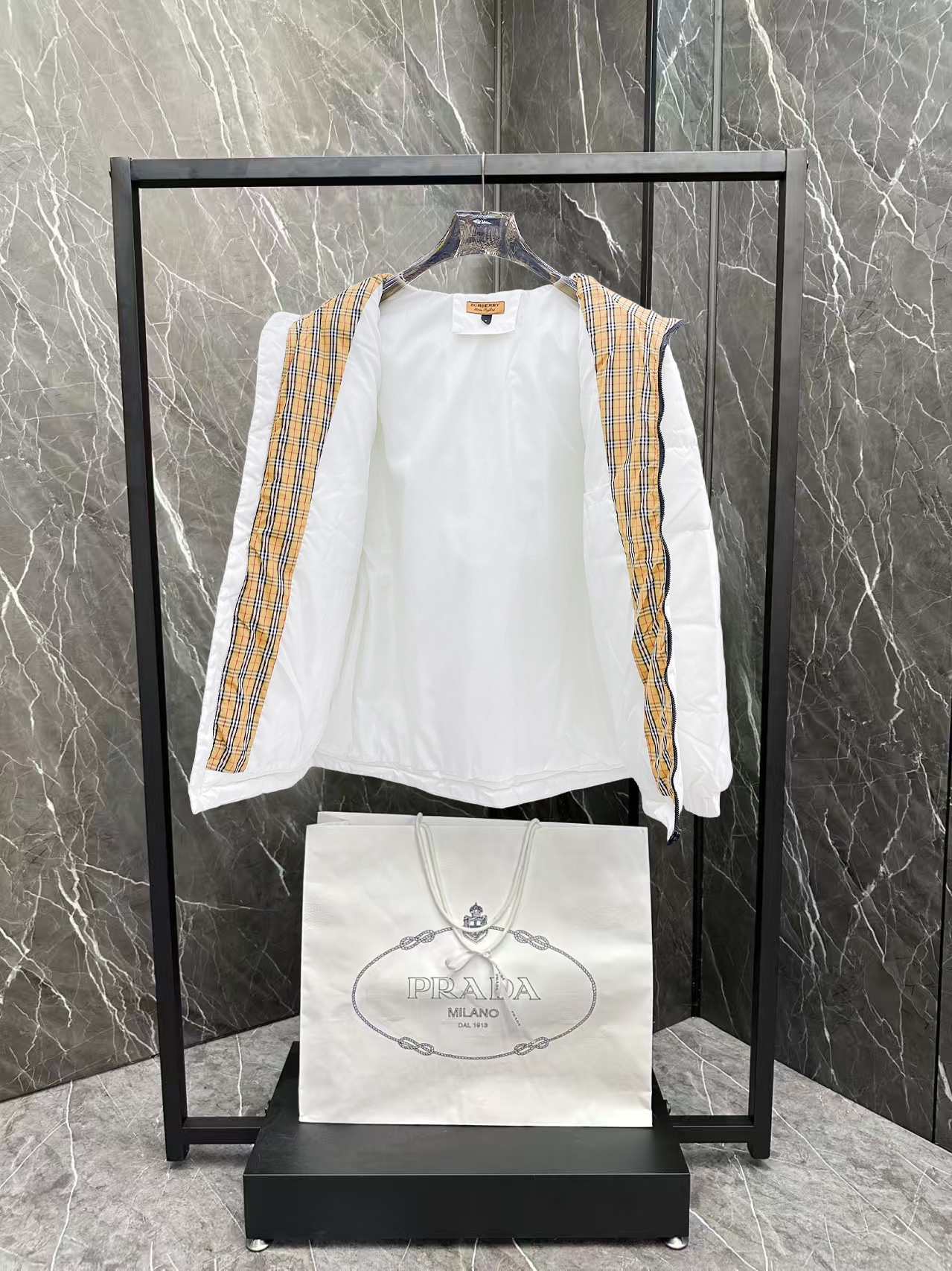   巴宝莉  三标齐全    ss冬季新款羽绒棉服外套，秀场新品‼品相非常完美，舒适保暖，色泽饱满诱人，