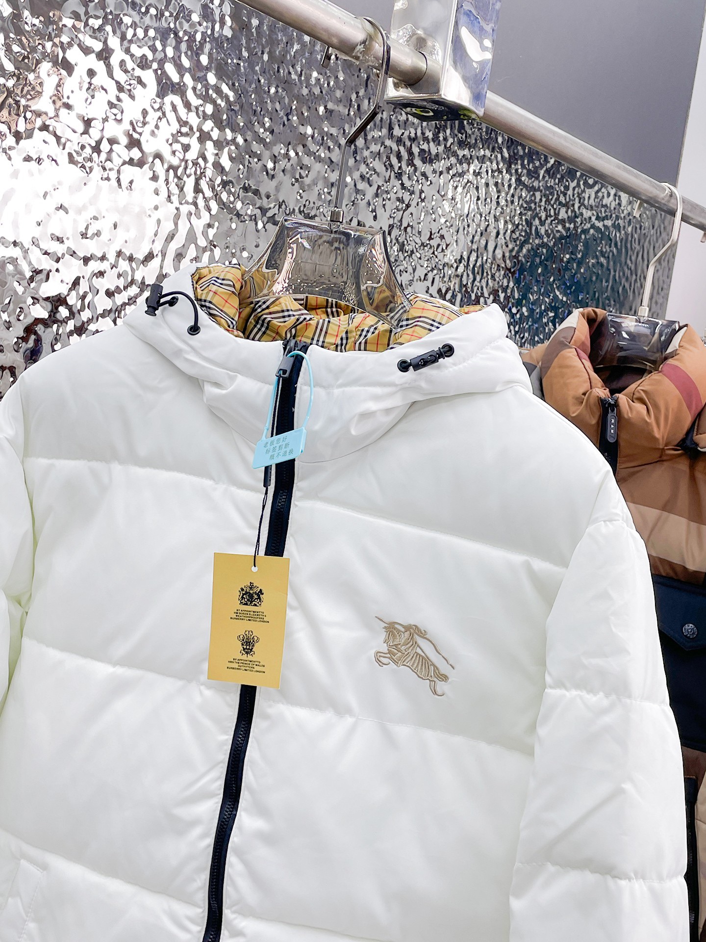   巴宝莉  三标齐全    ss冬季新款羽绒棉服外套，秀场新品‼品相非常完美，舒适保暖，色泽饱满诱人，
