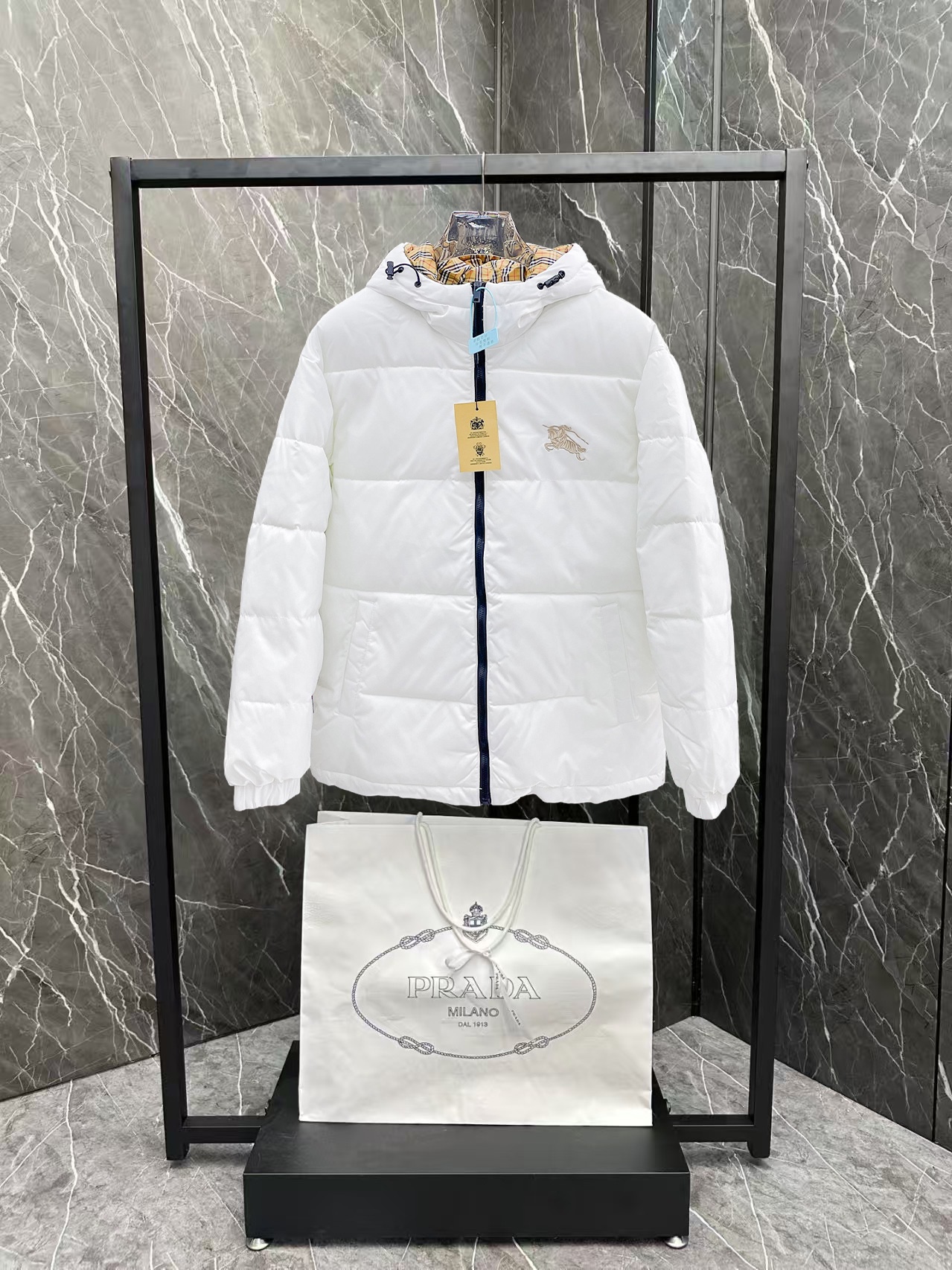   巴宝莉  三标齐全    ss冬季新款羽绒棉服外套，秀场新品‼品相非常完美，舒适保暖，色泽饱满诱人，