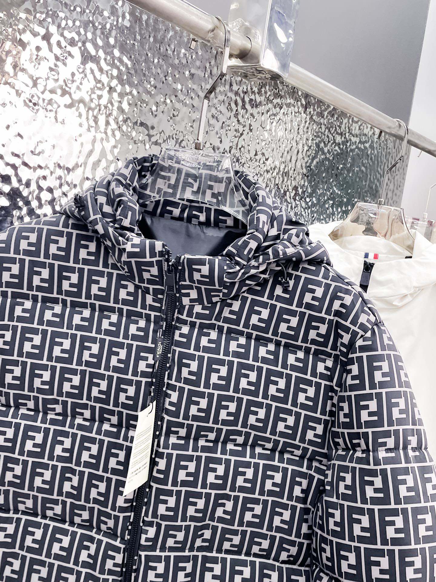   芬迪  三标齐全    ss冬季新款羽绒棉服外套，秀场新品‼品相非常完美，舒适保暖，色泽饱满诱人，非