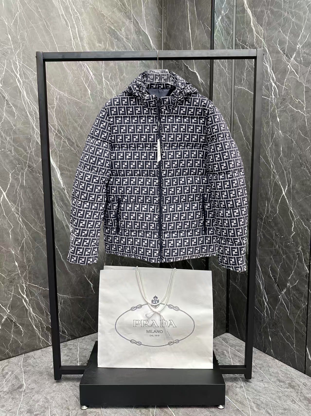   芬迪  三标齐全    ss冬季新款羽绒棉服外套，秀场新品‼品相非常完美，舒适保暖，色泽饱满诱人，非