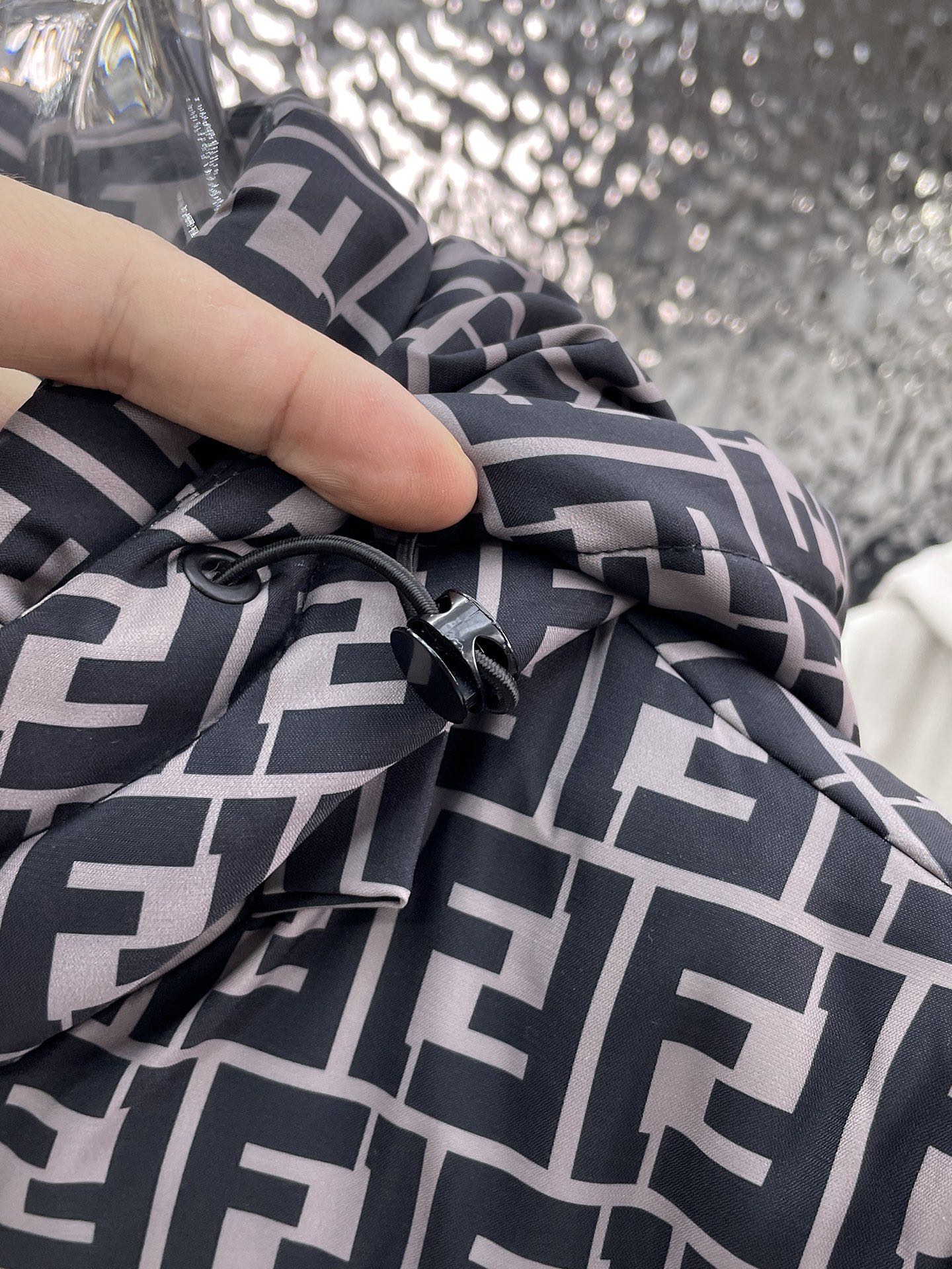  芬迪  三标齐全    ss冬季新款羽绒棉服外套，秀场新品‼品相非常完美，舒适保暖，色泽饱满诱人，非