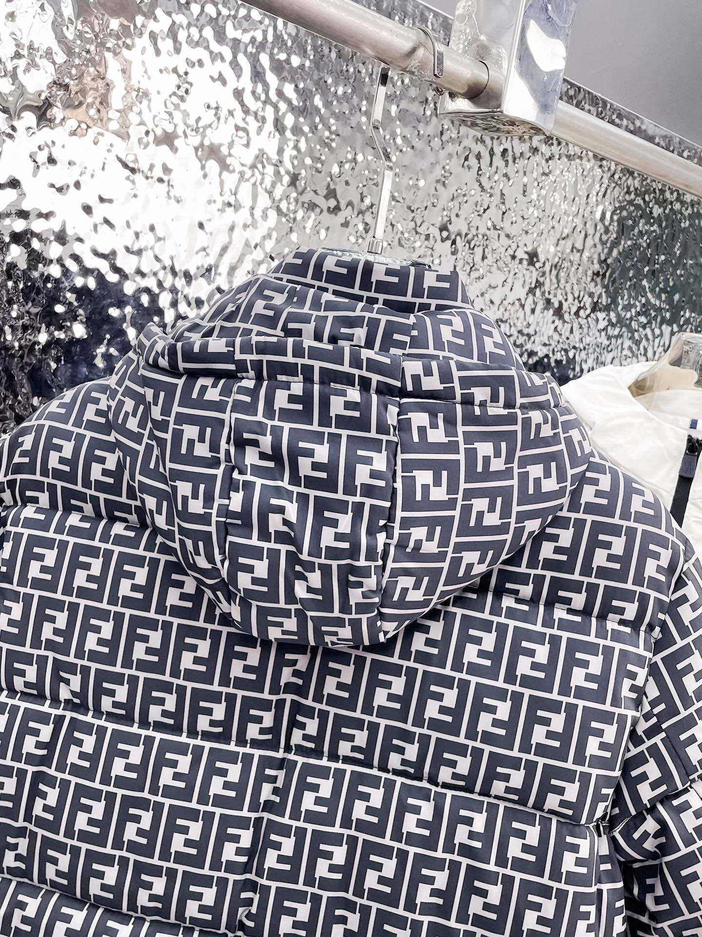   芬迪  三标齐全    ss冬季新款羽绒棉服外套，秀场新品‼品相非常完美，舒适保暖，色泽饱满诱人，非