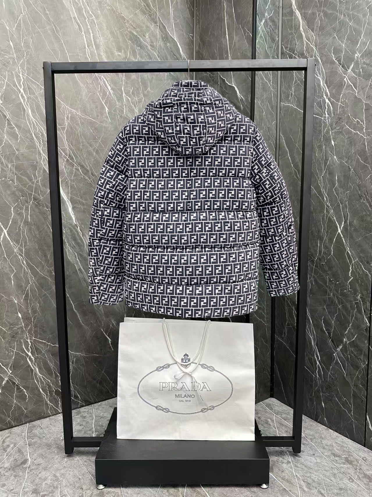   芬迪  三标齐全    ss冬季新款羽绒棉服外套，秀场新品‼品相非常完美，舒适保暖，色泽饱满诱人，非