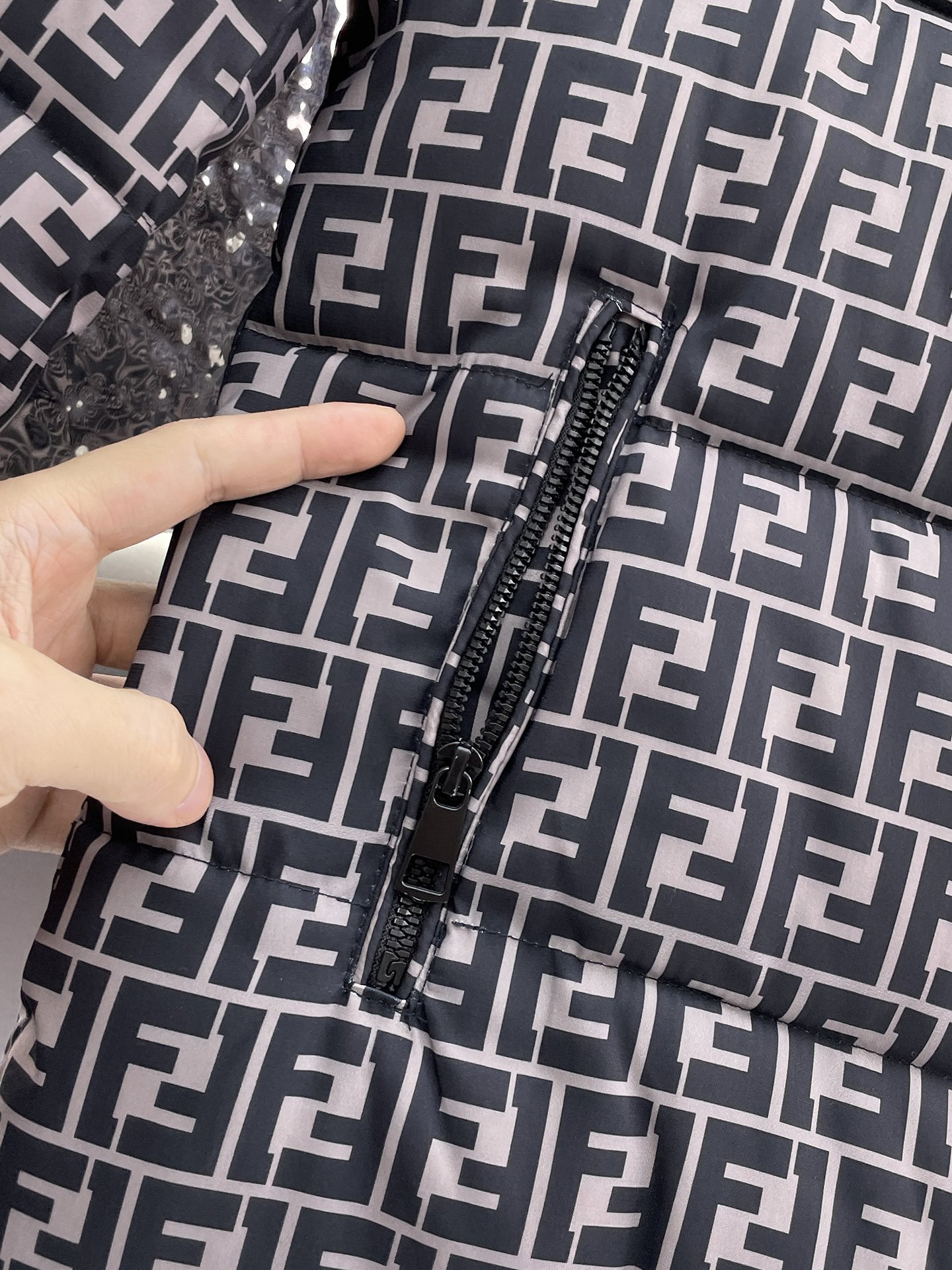   芬迪  三标齐全    ss冬季新款羽绒棉服外套，秀场新品‼品相非常完美，舒适保暖，色泽饱满诱人，非